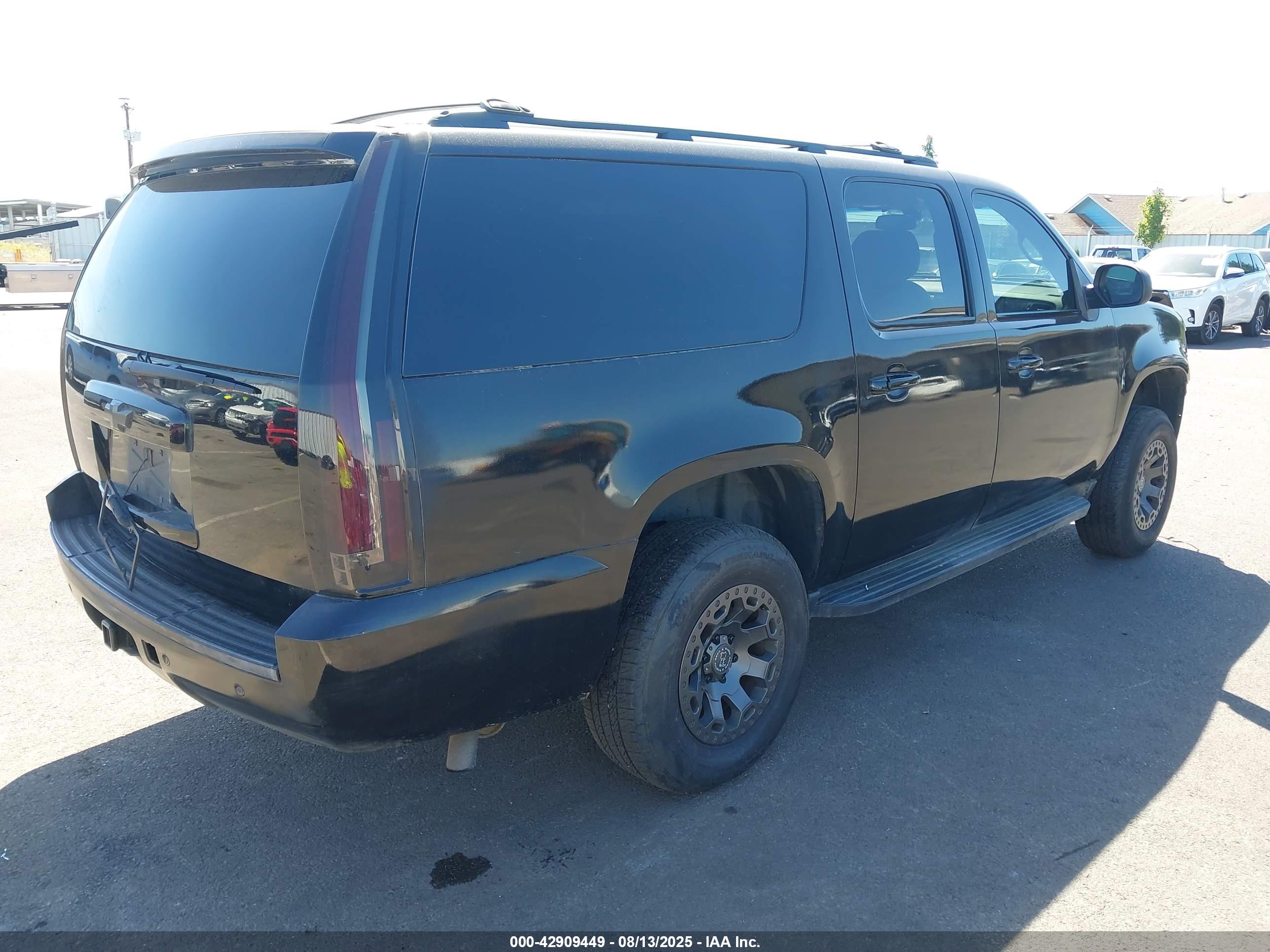 CHEVROLET SUBURBAN image 4