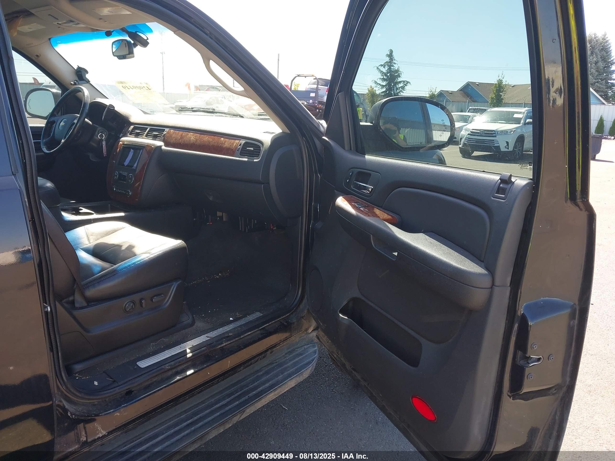 CHEVROLET SUBURBAN image 5
