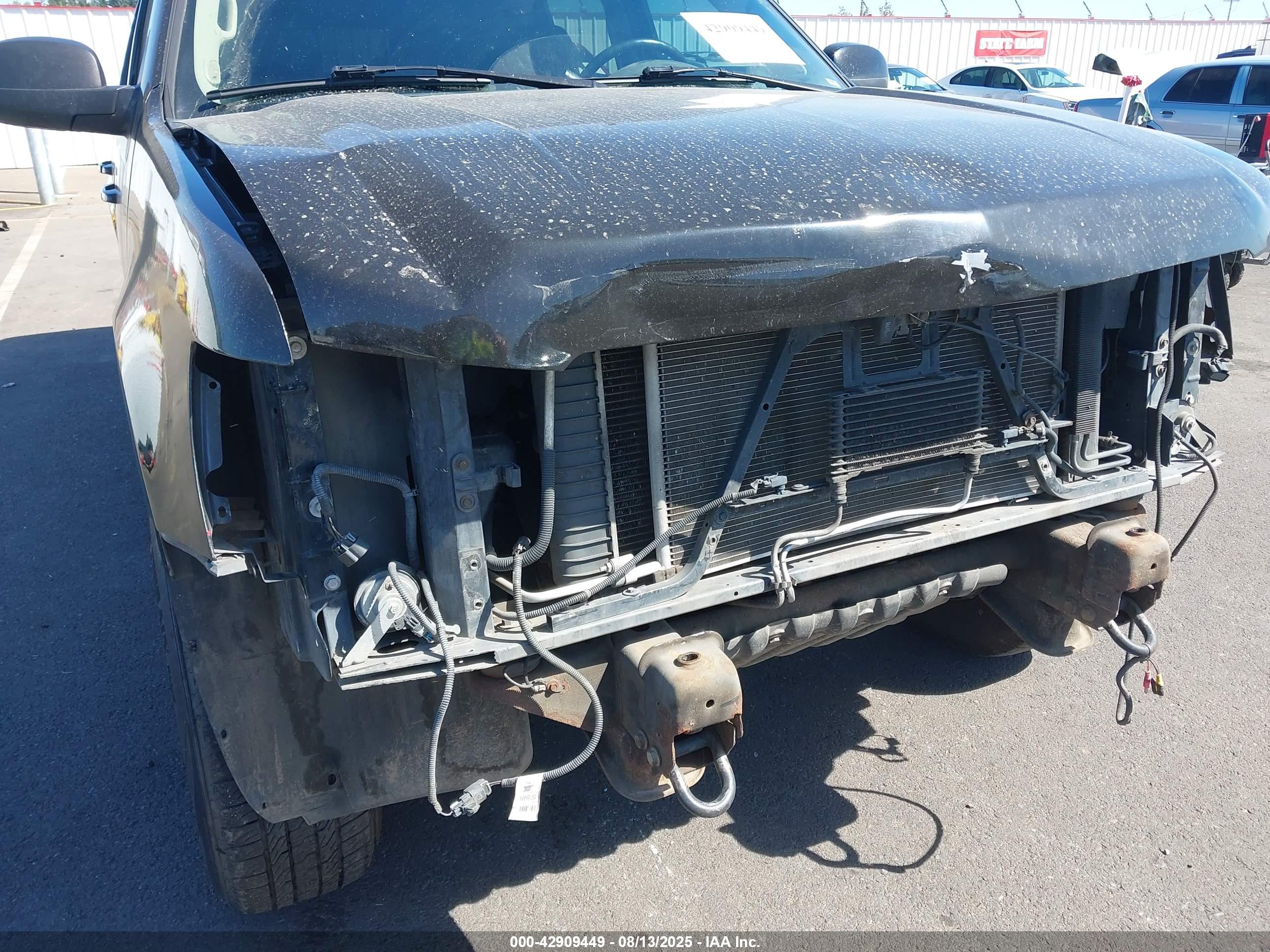 CHEVROLET SUBURBAN image 6