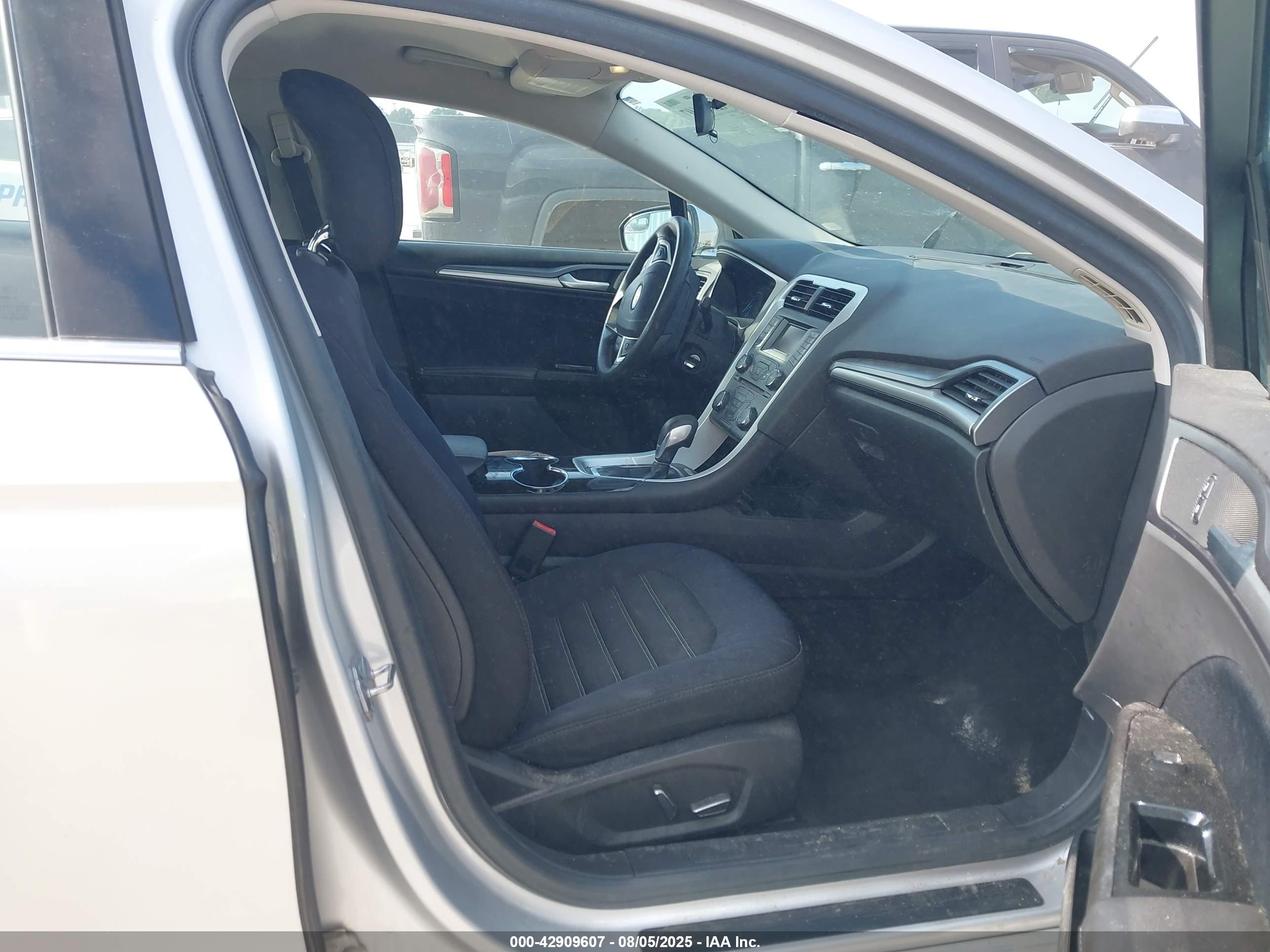 FORD FUSION image 5