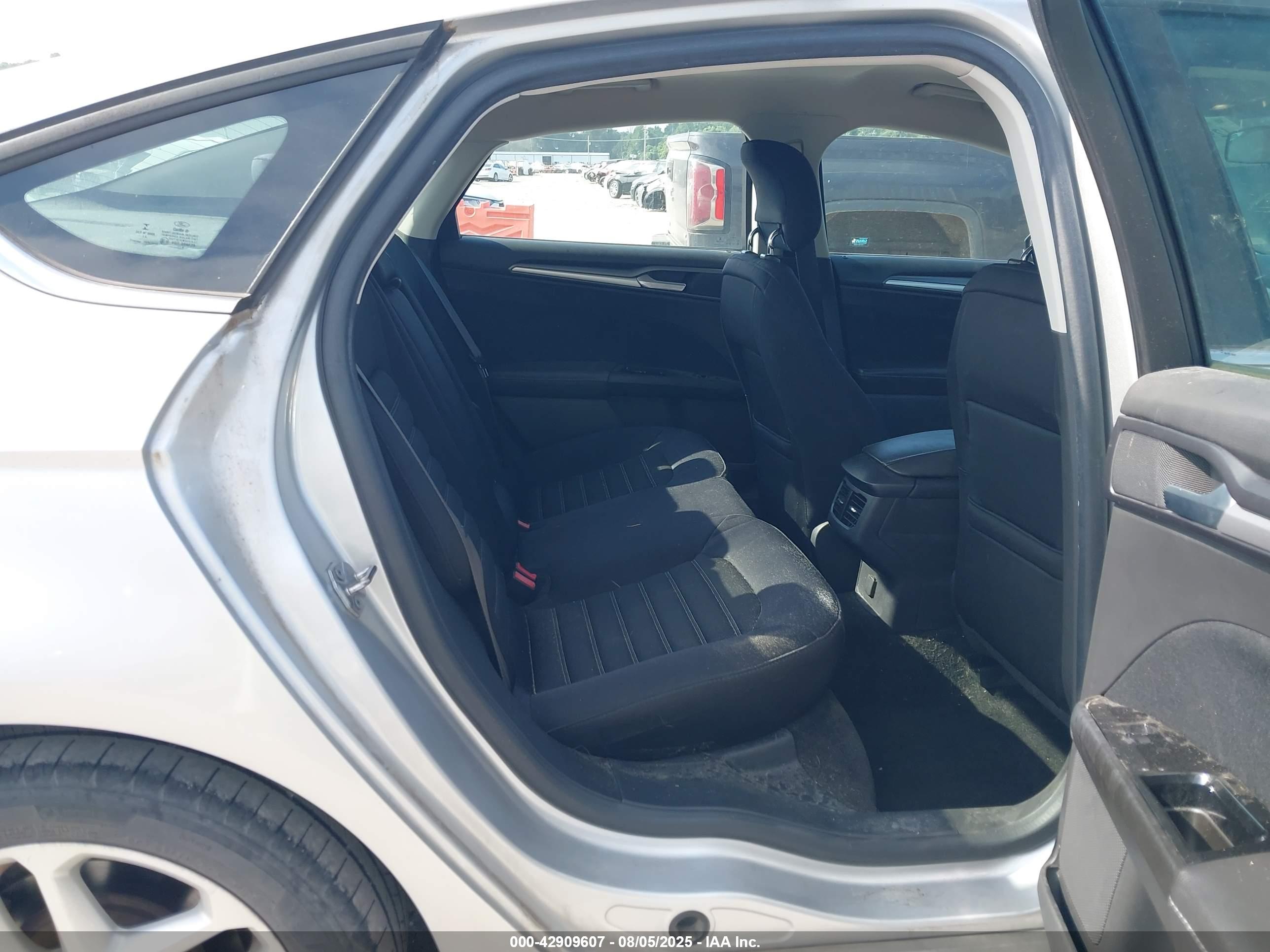 FORD FUSION image 8