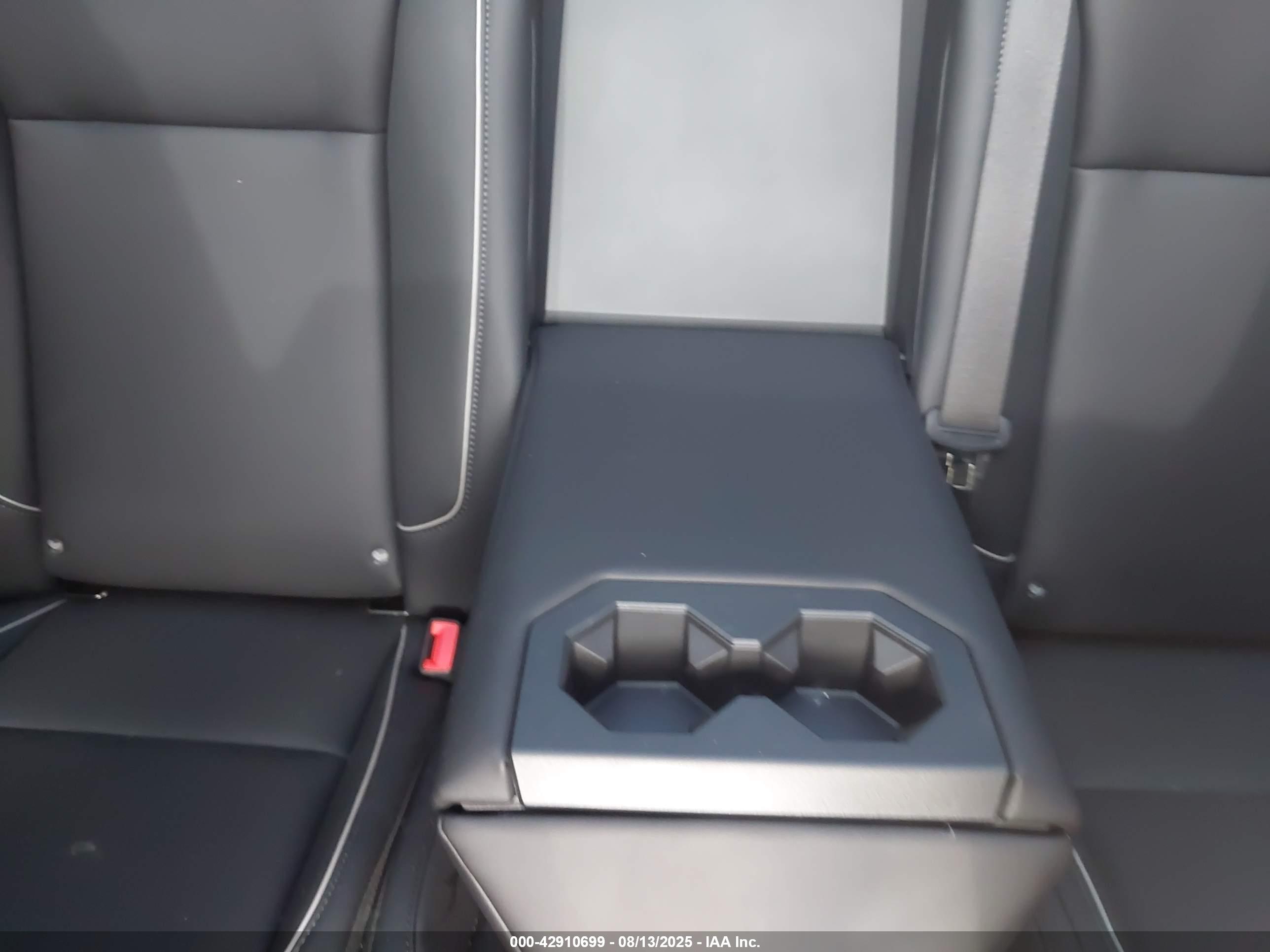 TESLA CYBERTRUCK image 8