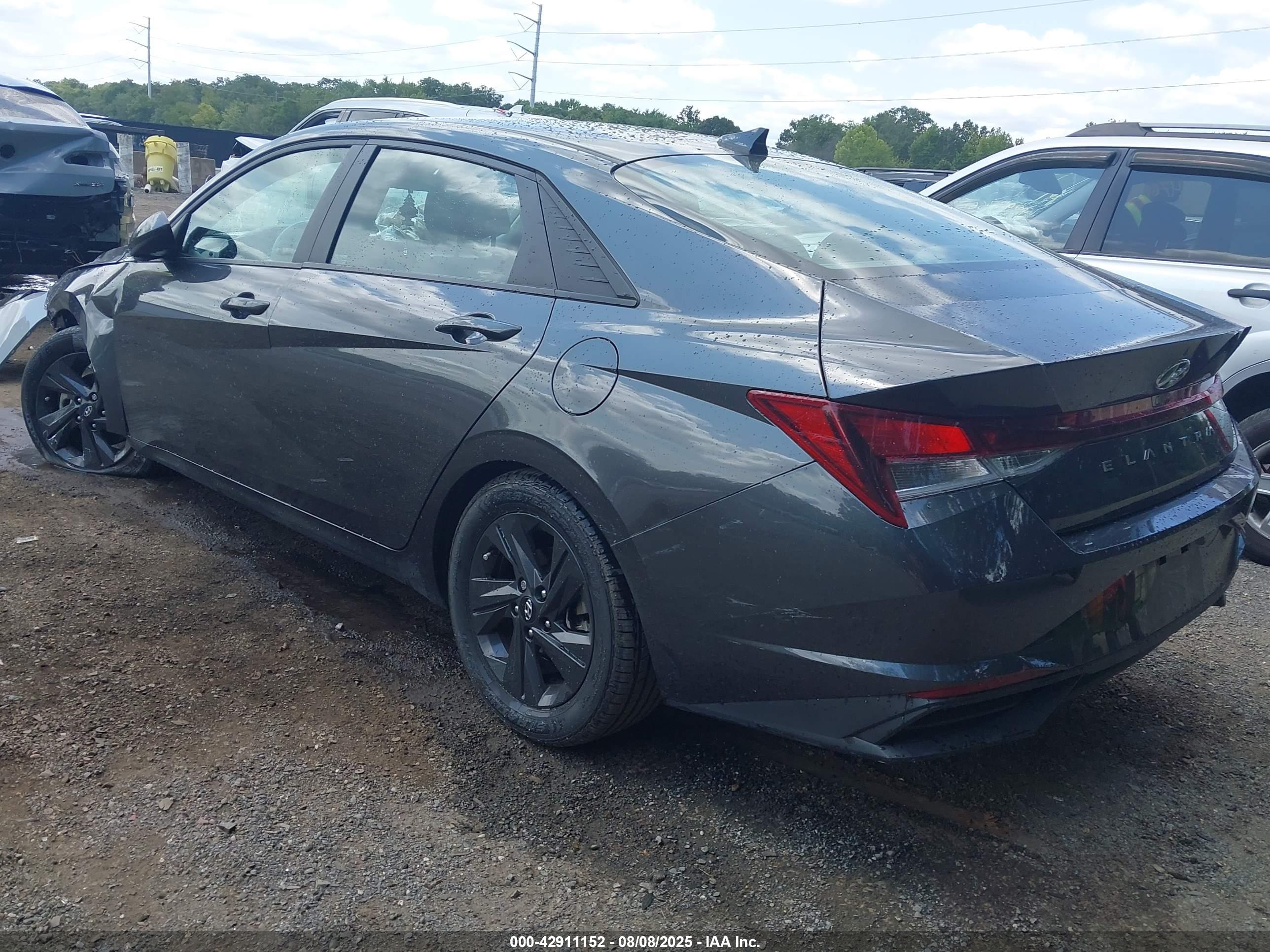 HYUNDAI ELANTRA image 3