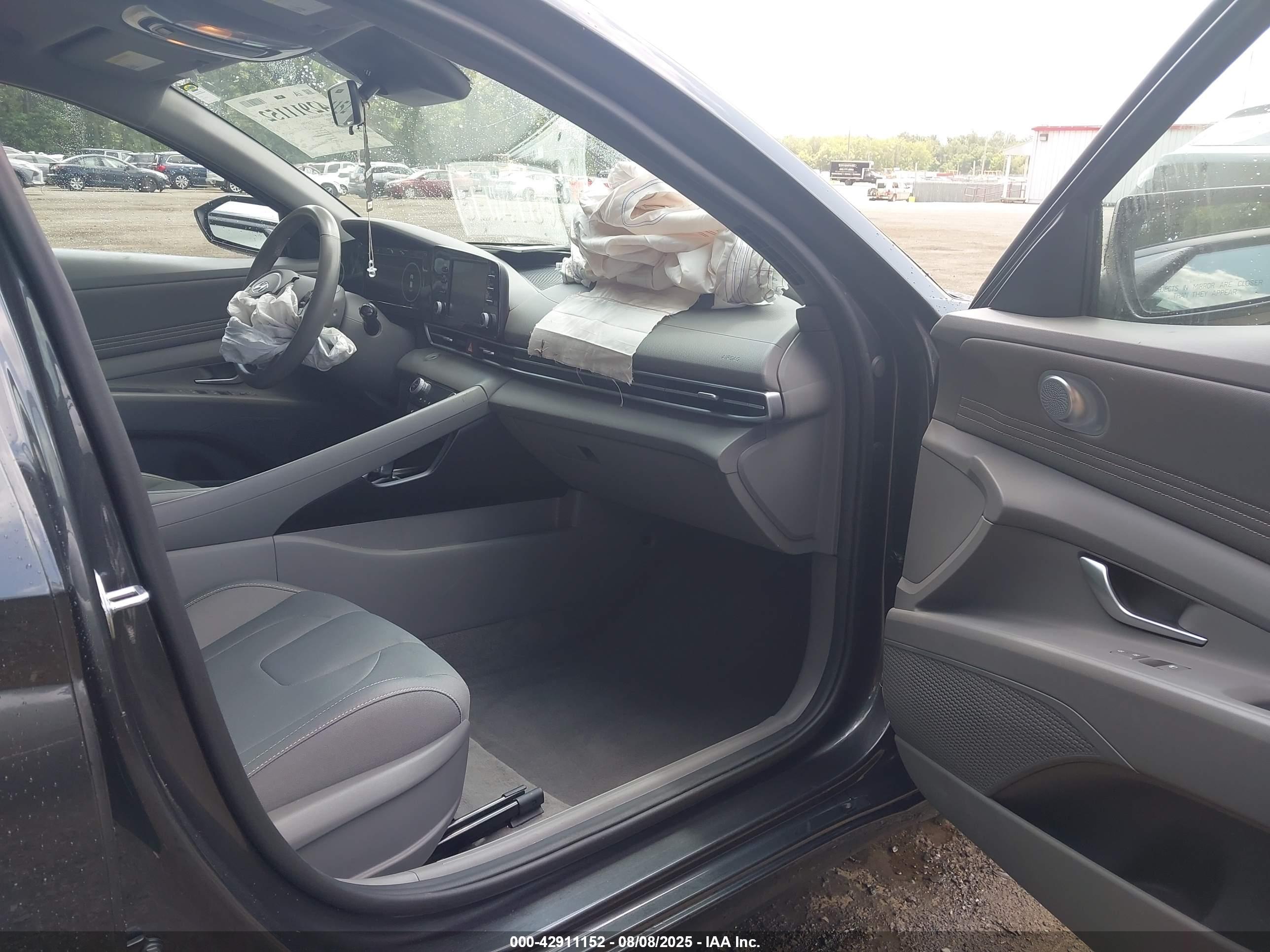 HYUNDAI ELANTRA image 5