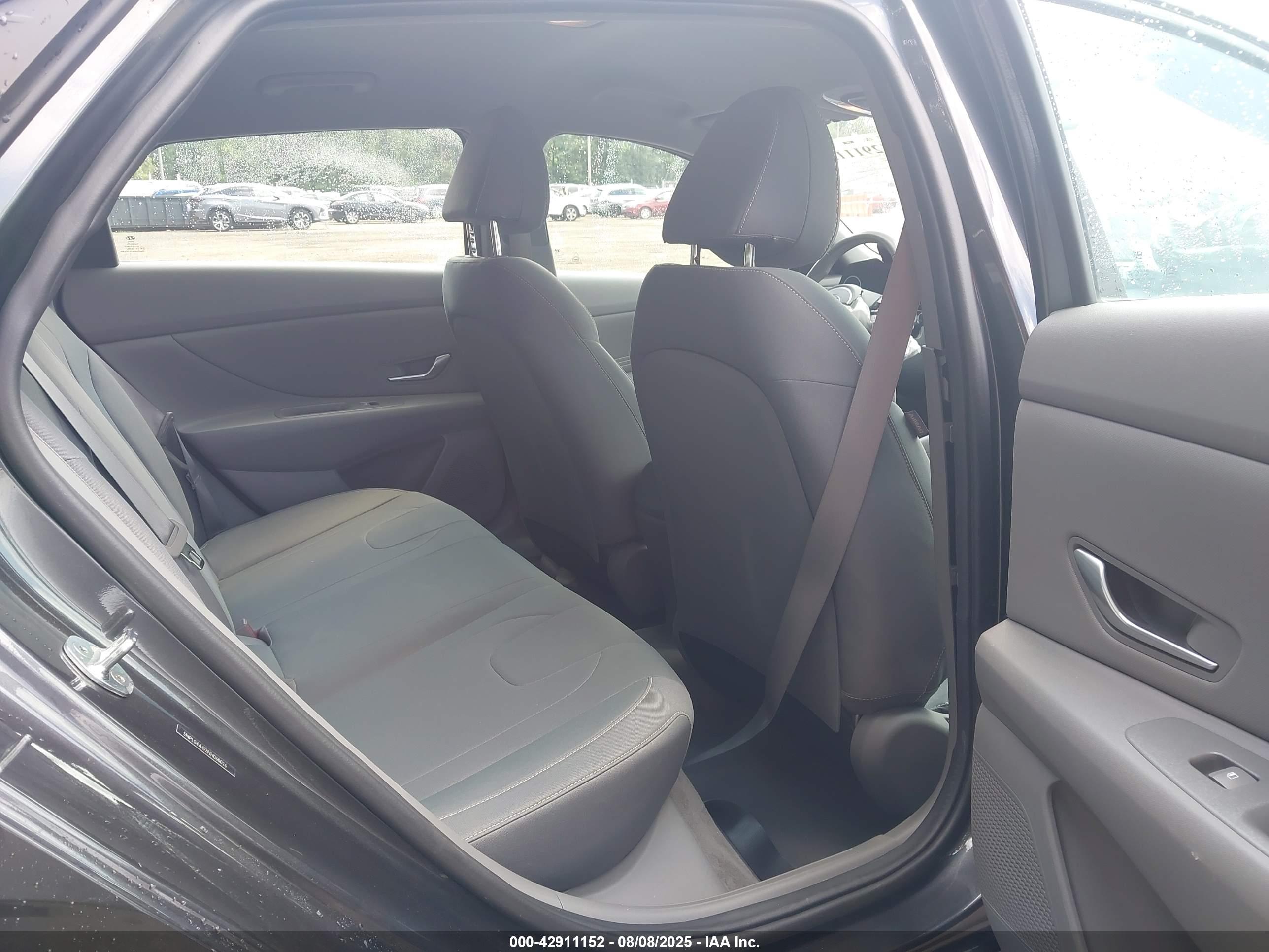 HYUNDAI ELANTRA image 8