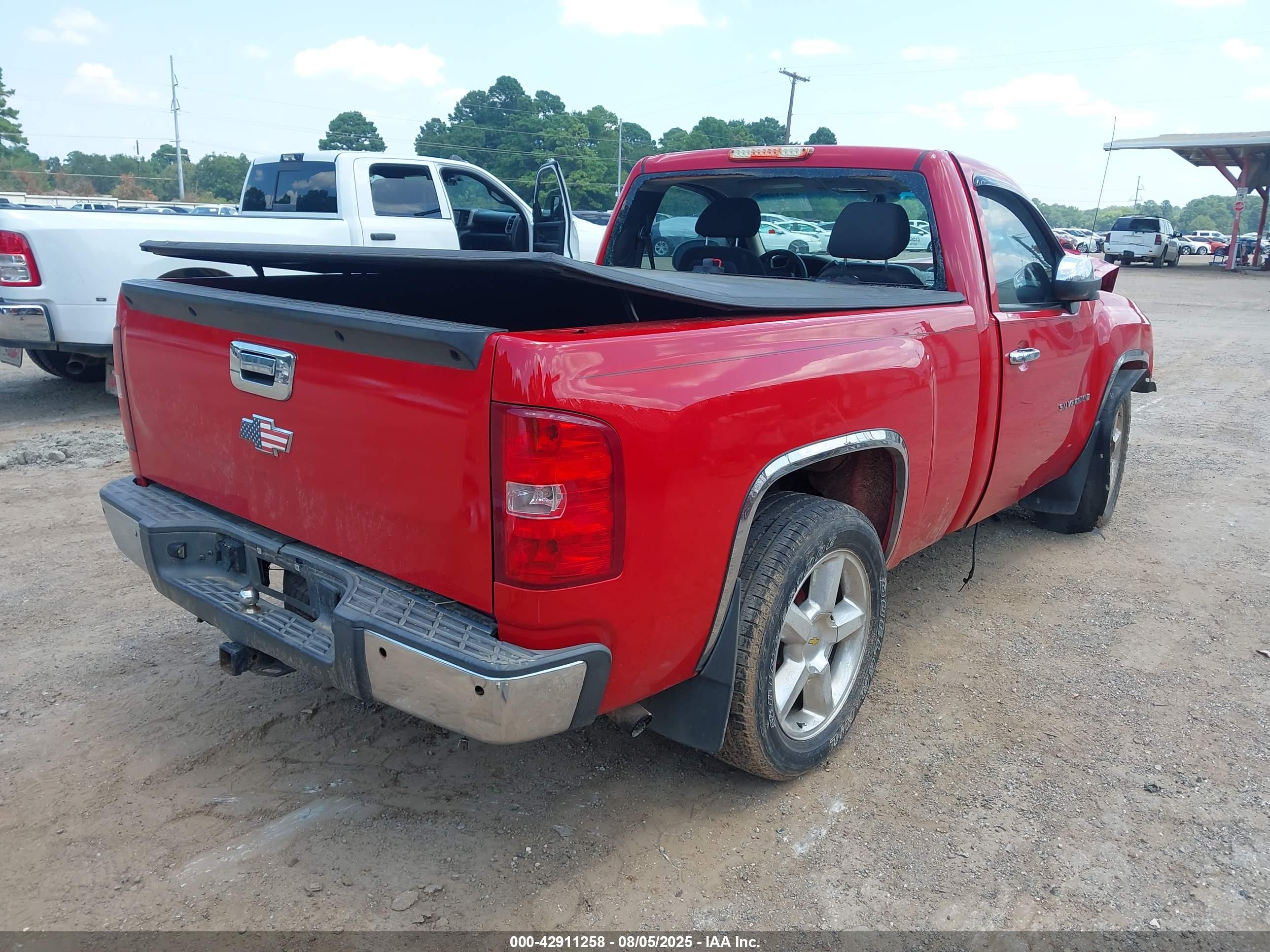 CHEVROLET SILVERADO image 4