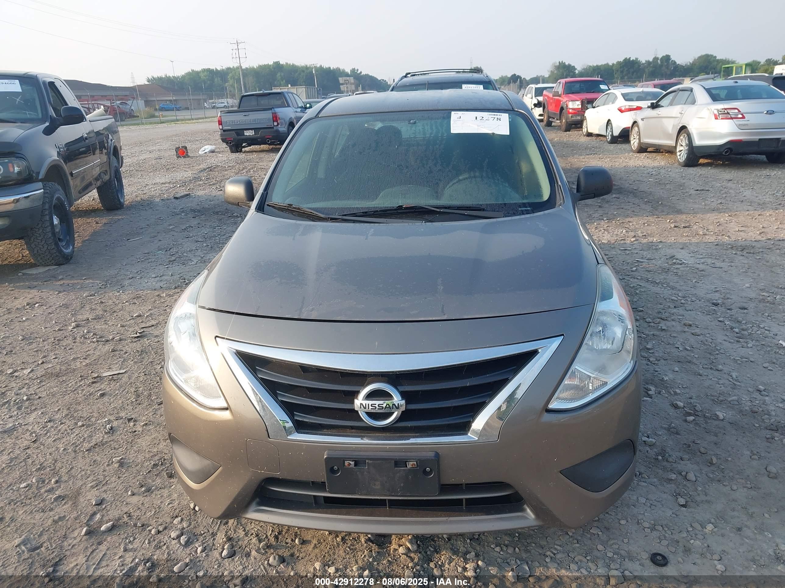 NISSAN VERSA image 6