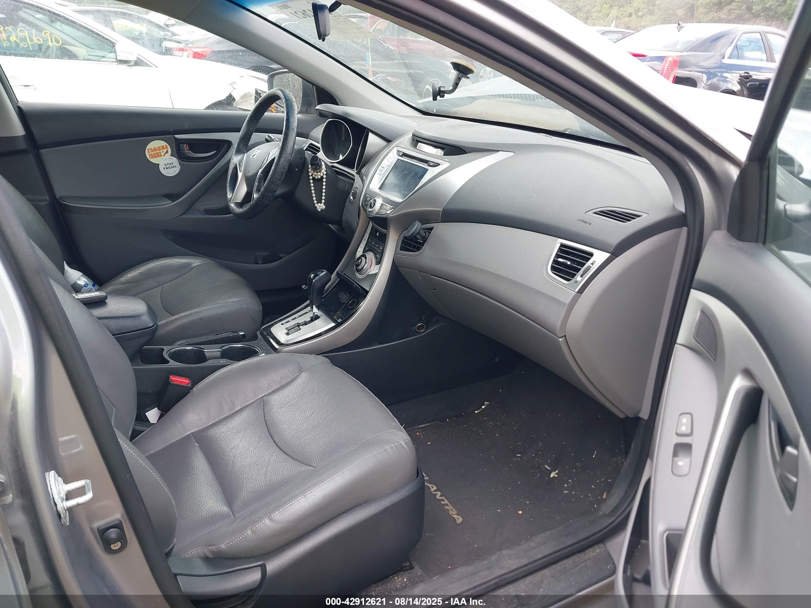 HYUNDAI ELANTRA image 5