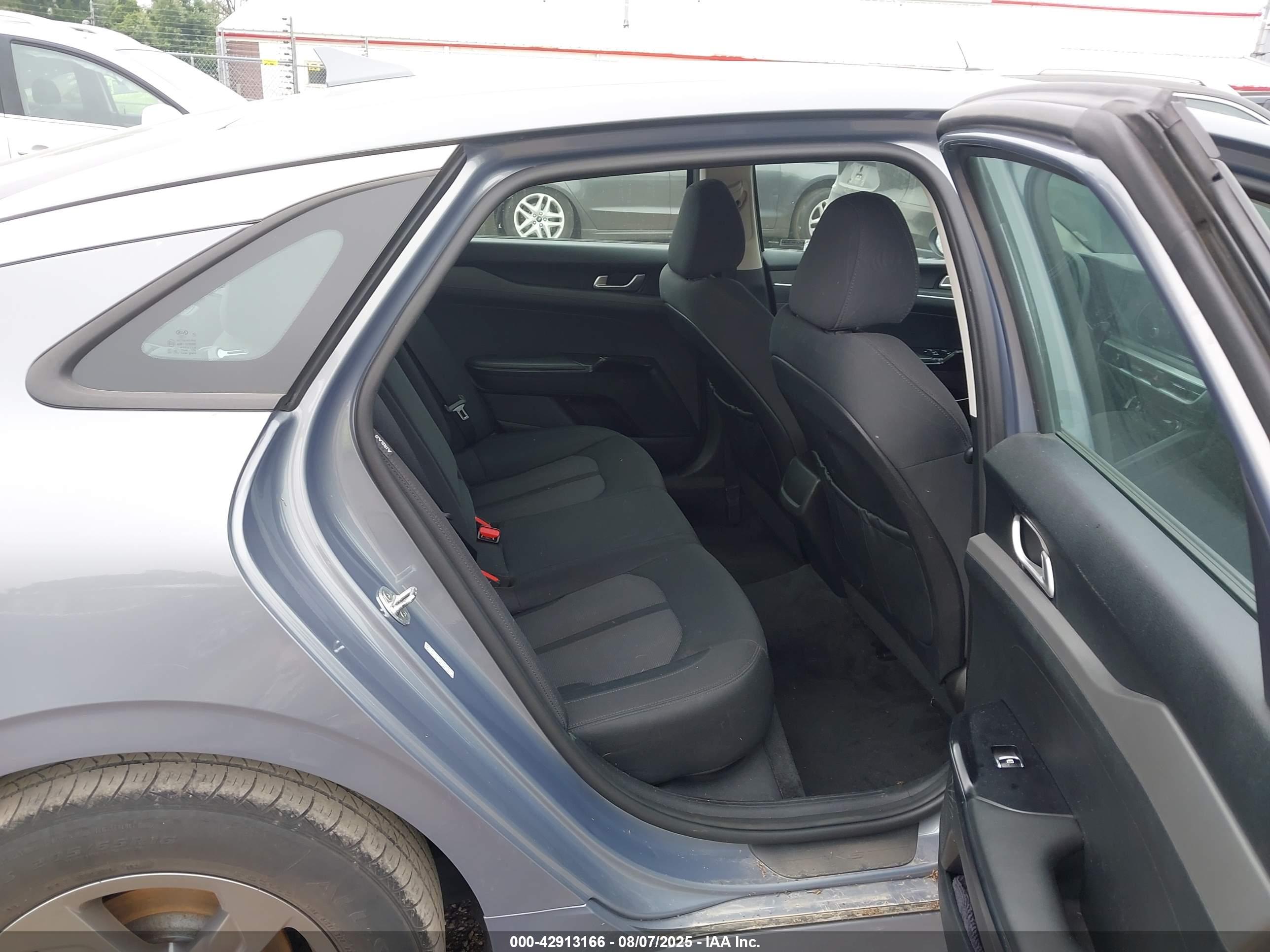 KIA K5 image 8