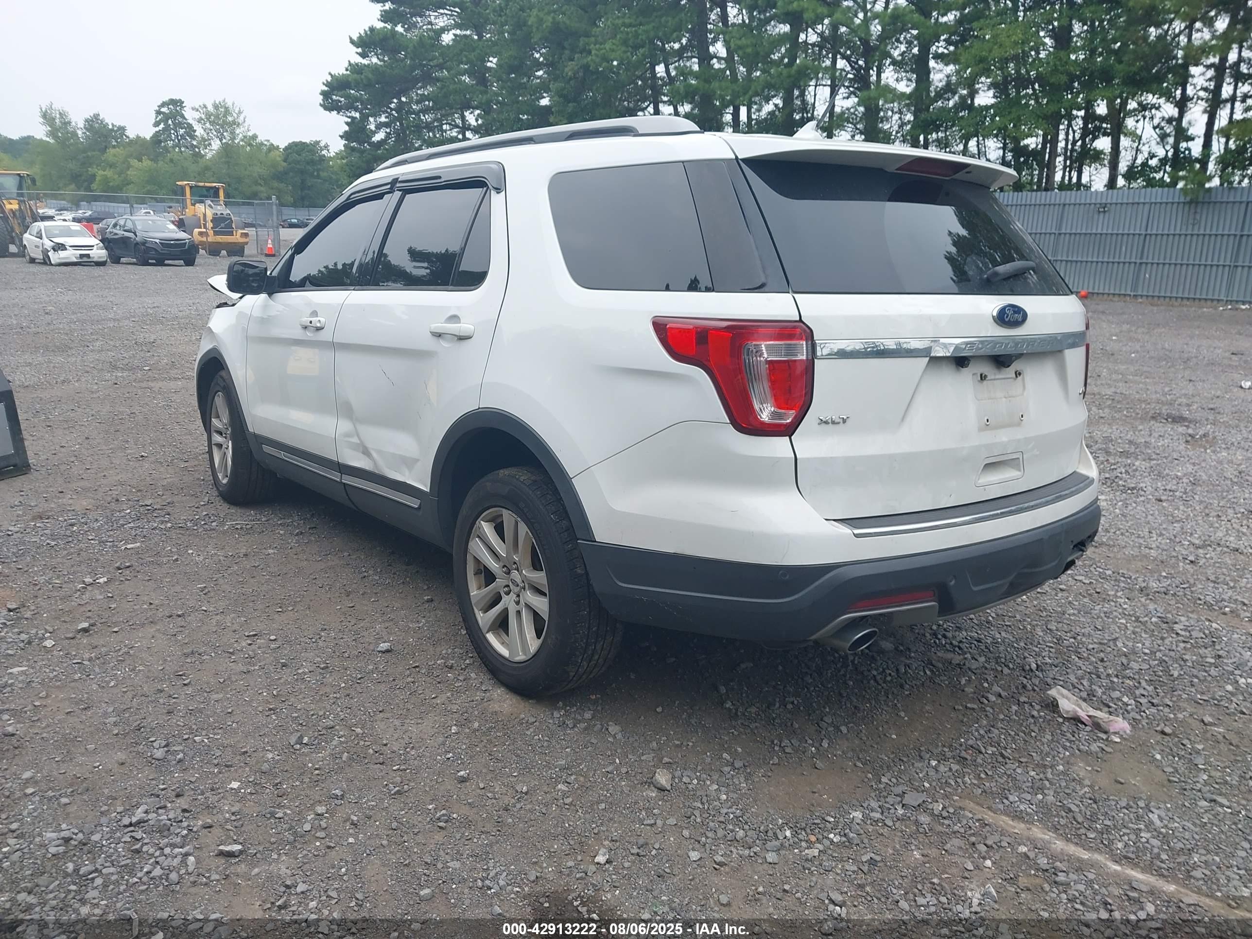 FORD EXPLORER image 3
