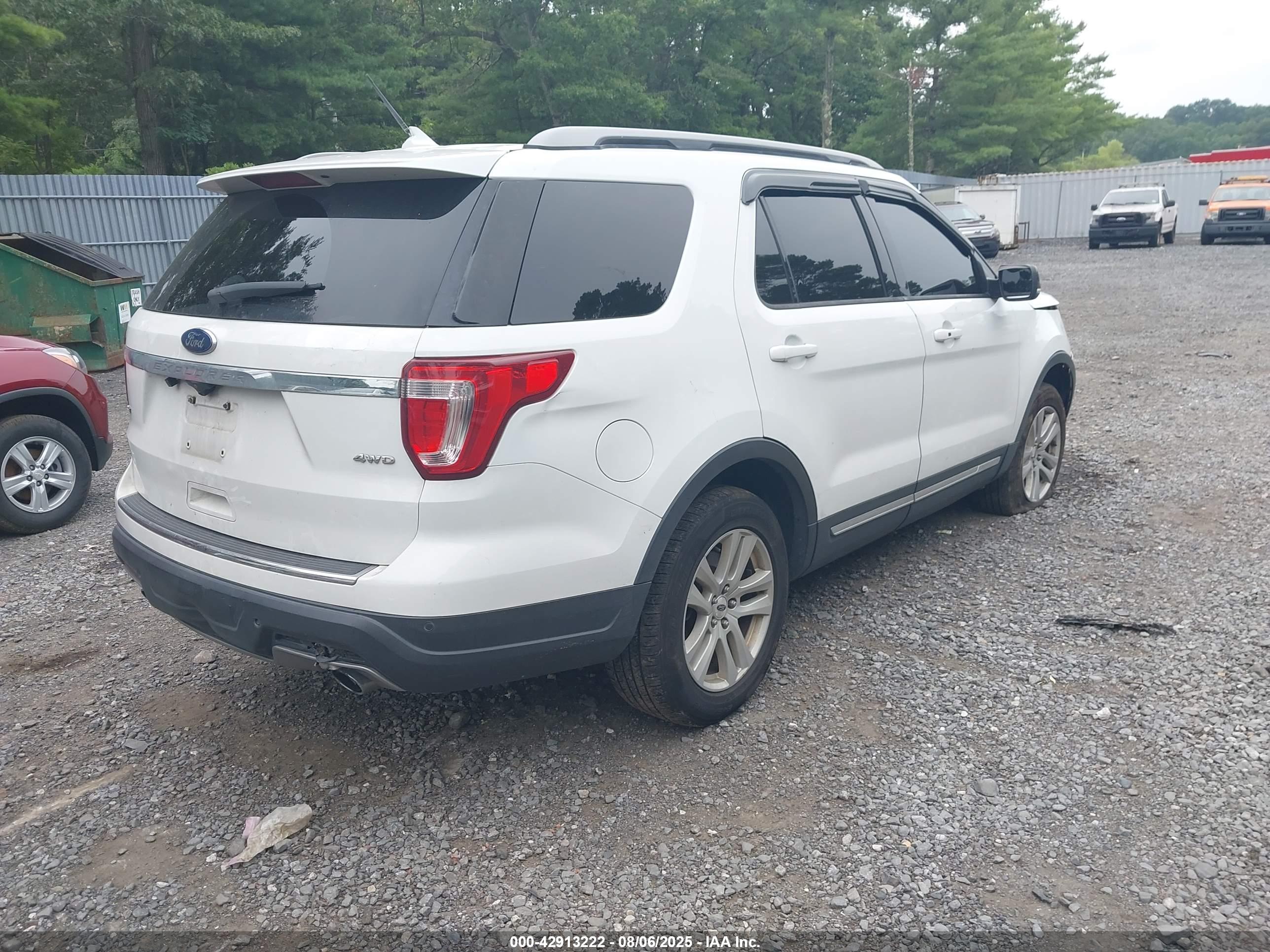 FORD EXPLORER image 4