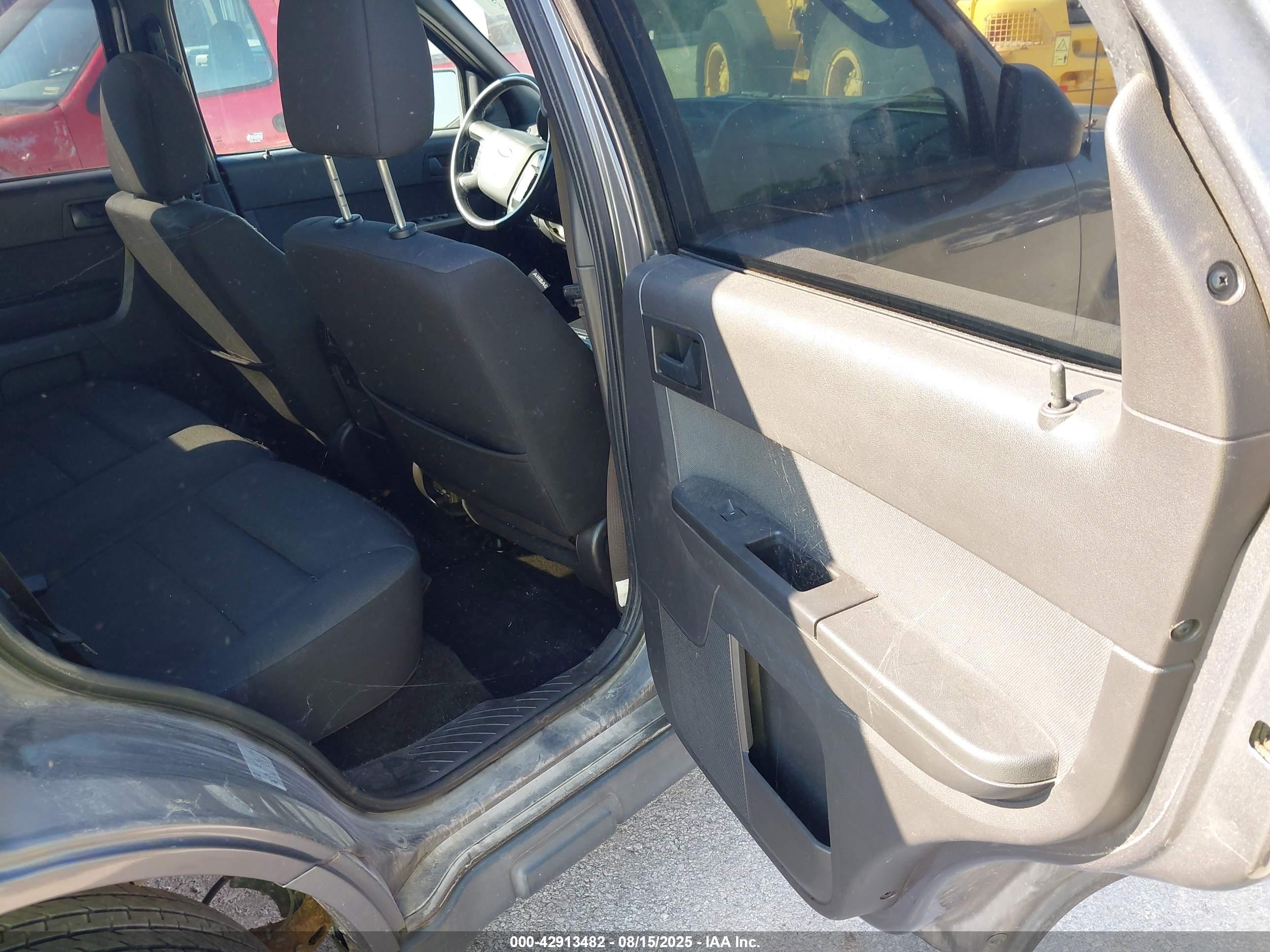 FORD ESCAPE image 8