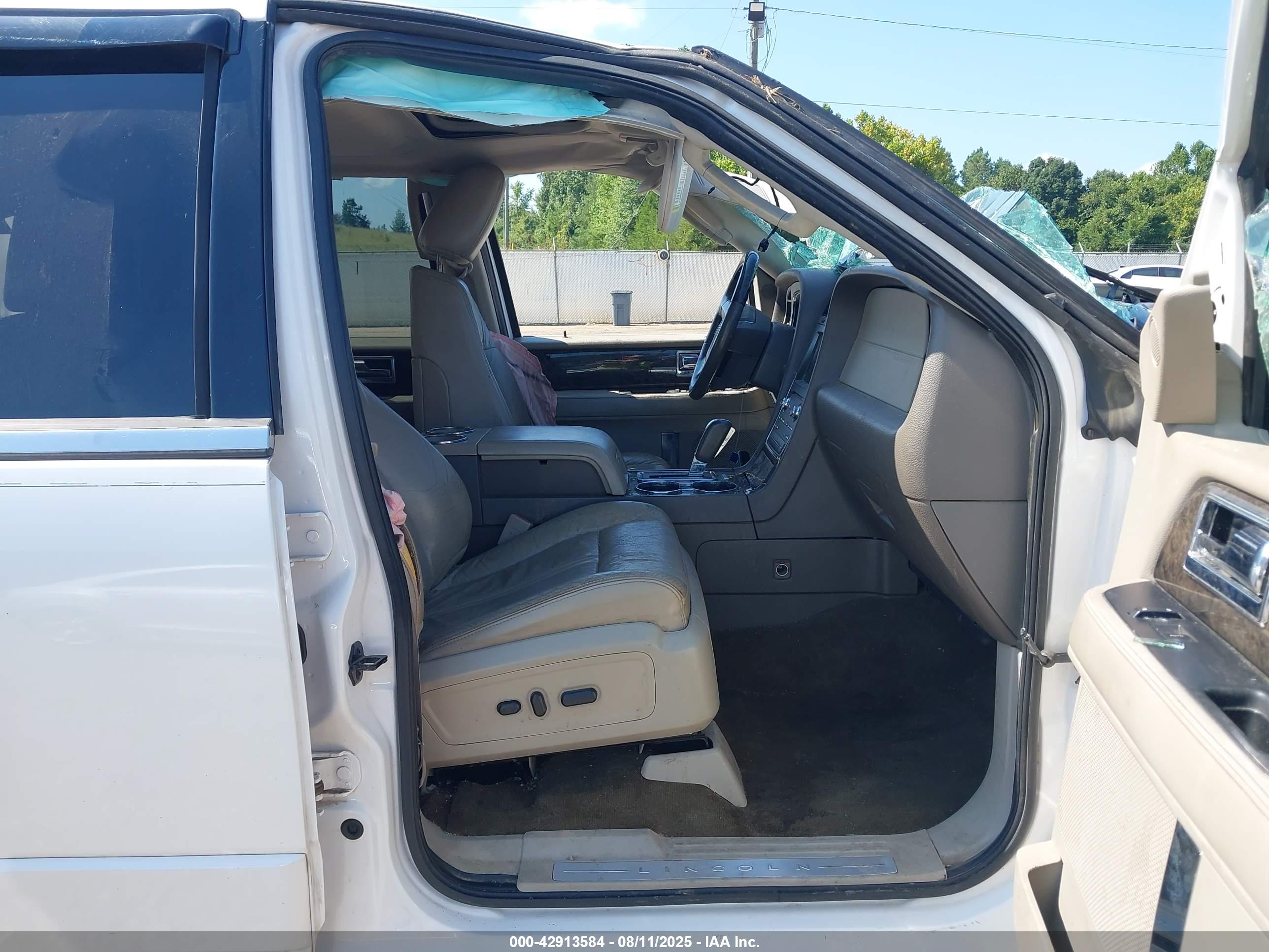 LINCOLN NAVIGATOR image 5