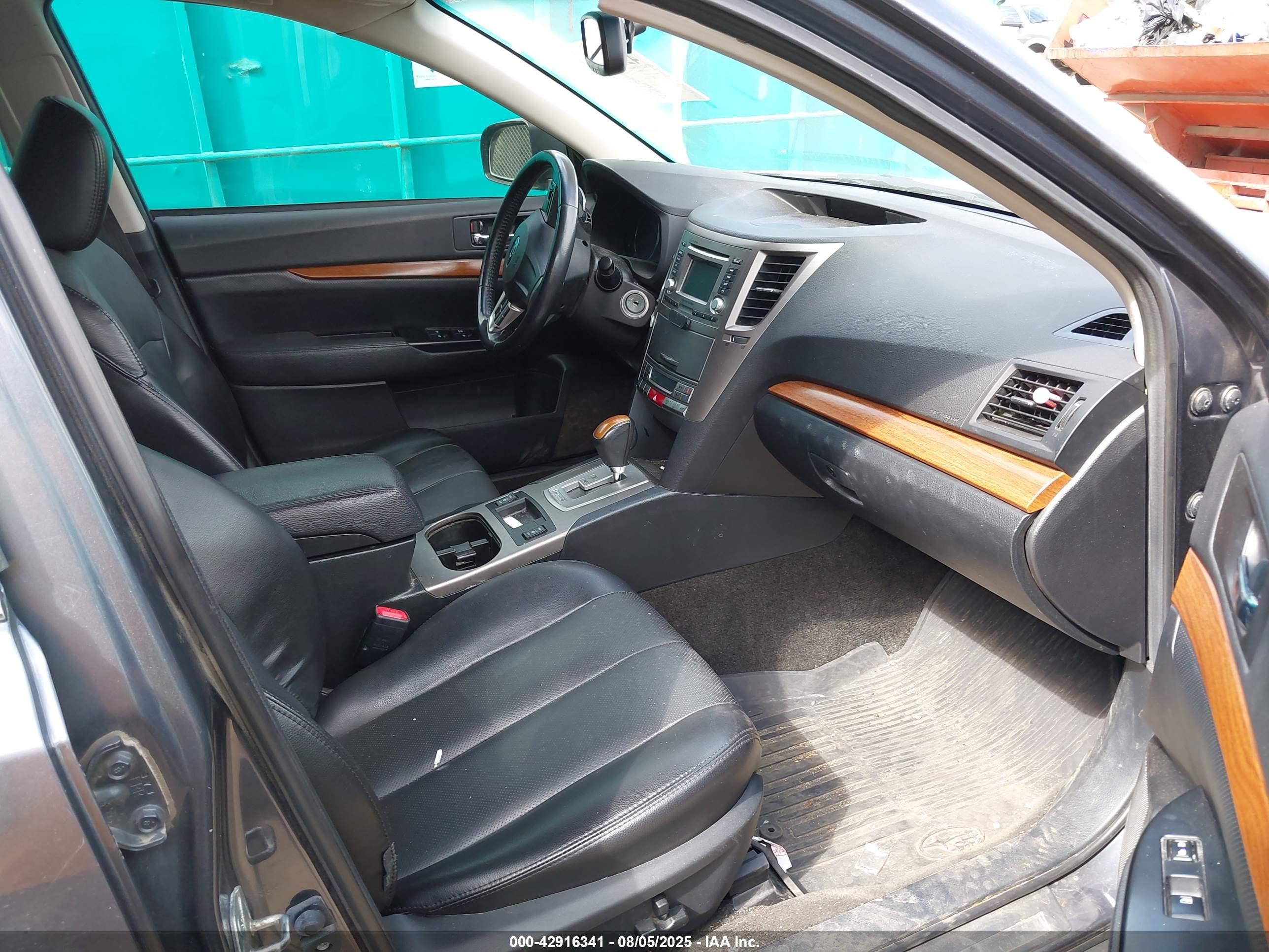 SUBARU OUTBACK image 5