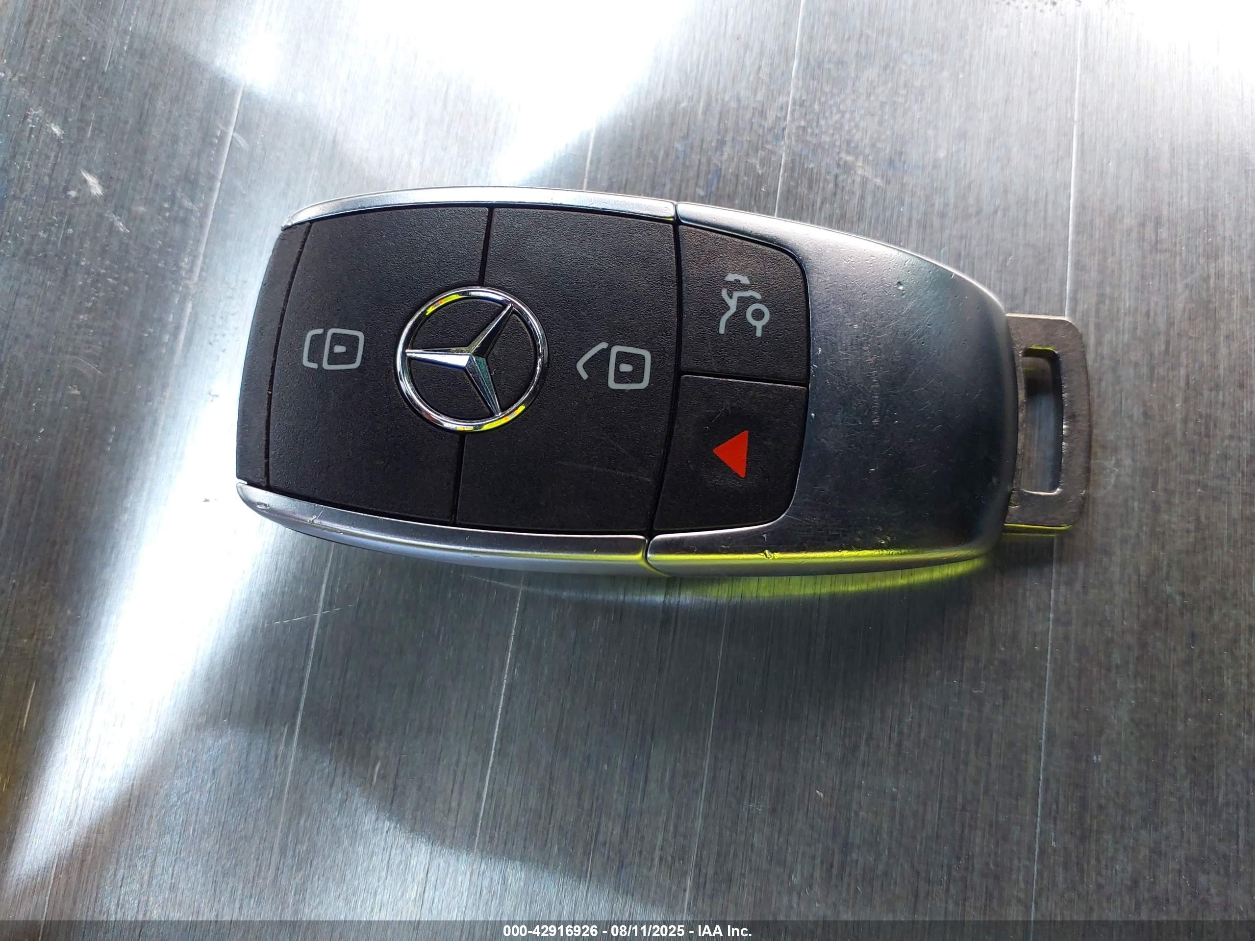 MERCEDES-BENZ GLB image 11