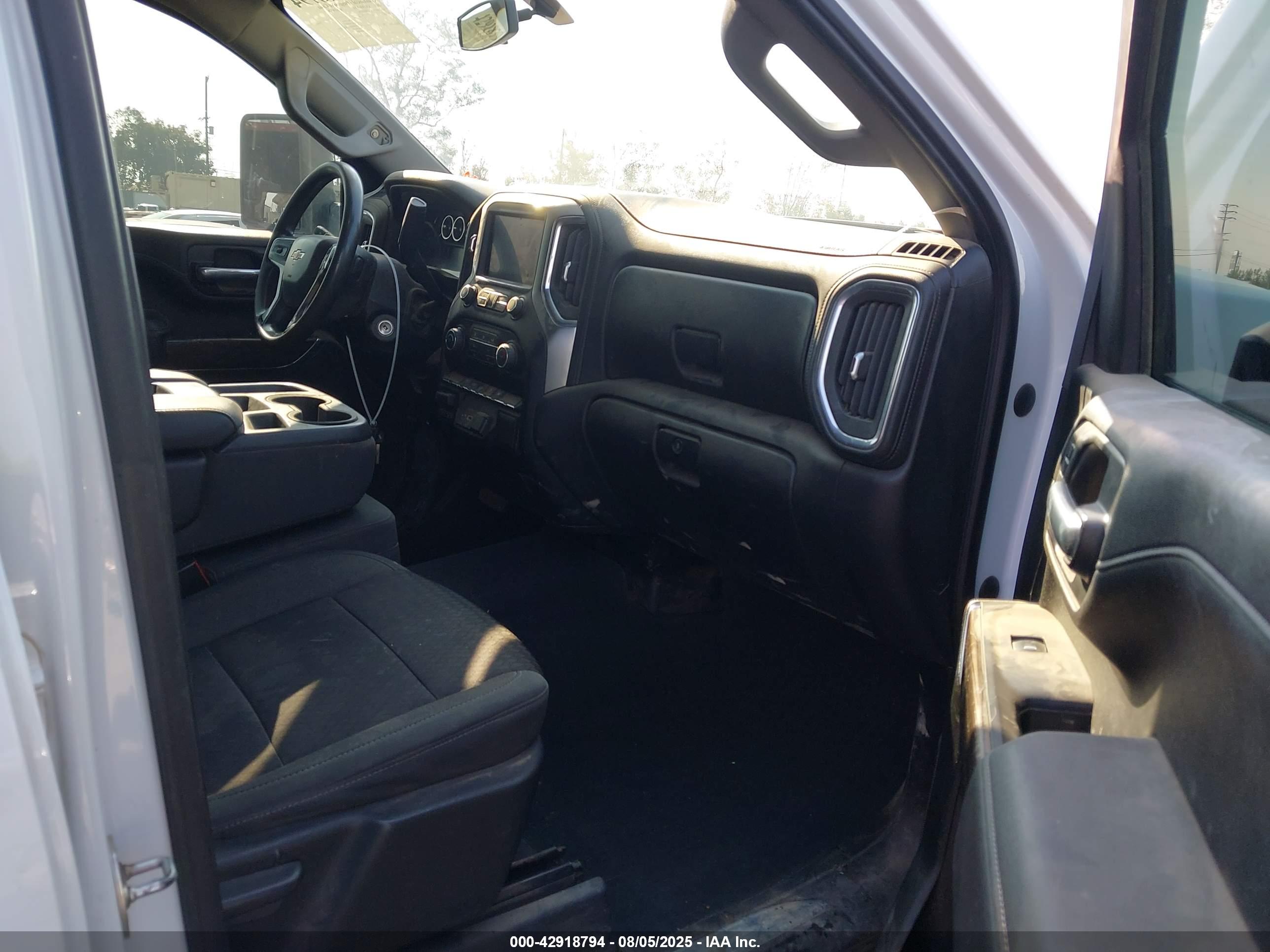 CHEVROLET SILVERADO image 5