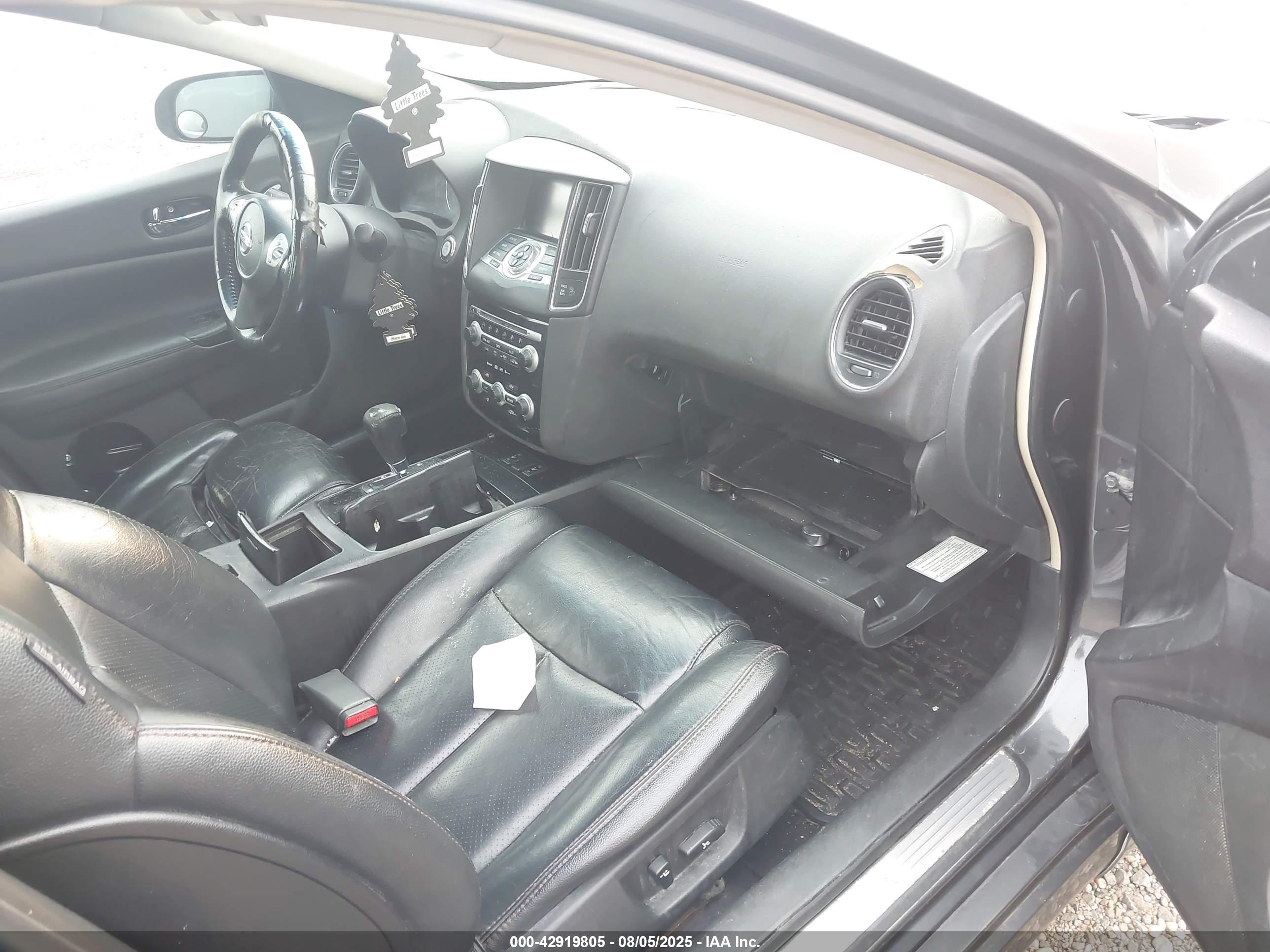 NISSAN MAXIMA image 5