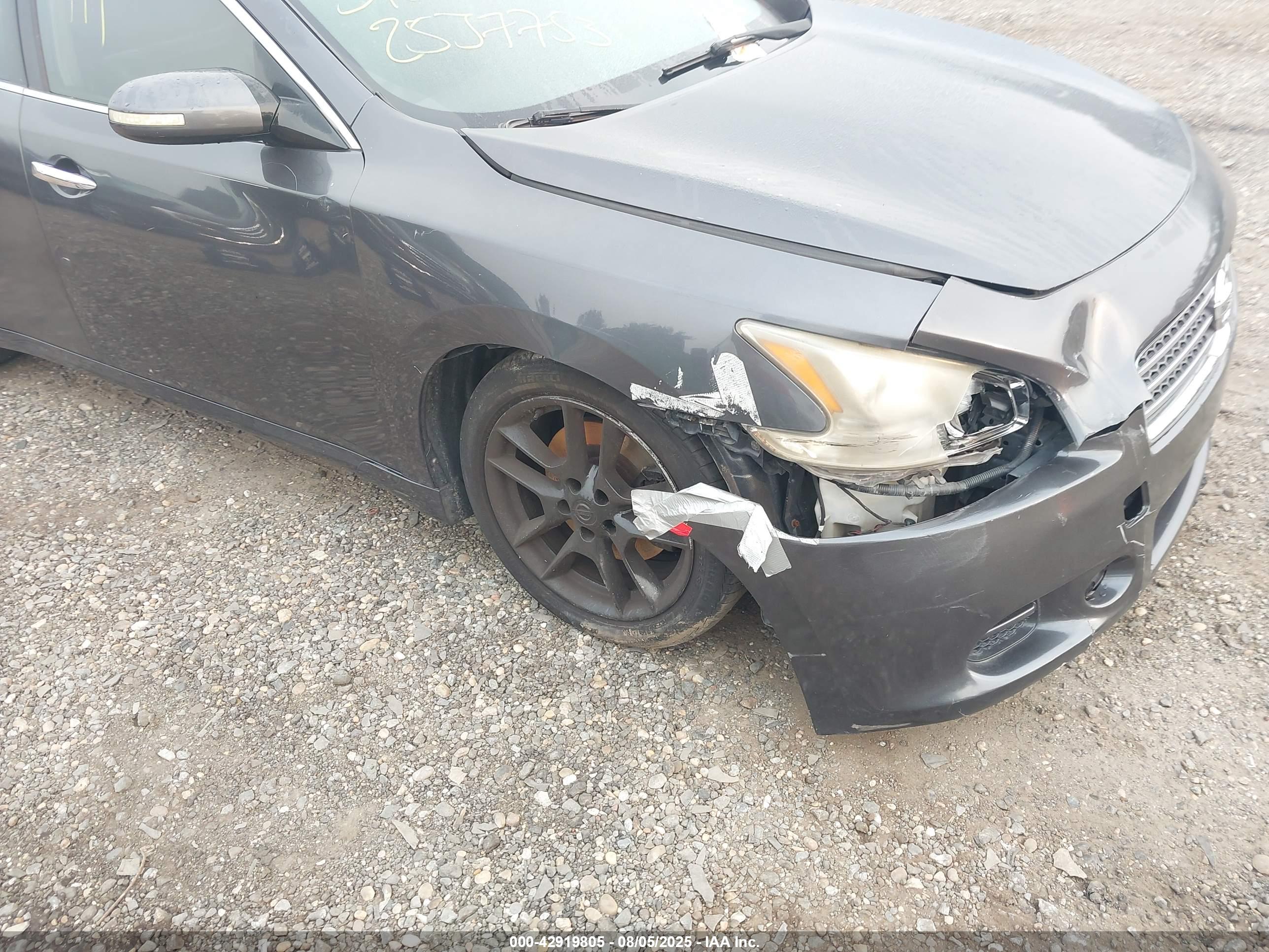 NISSAN MAXIMA image 6