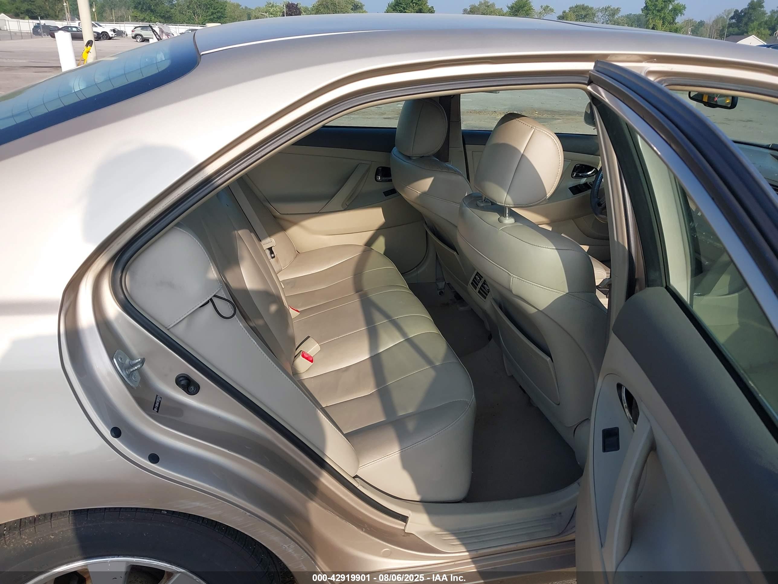 TOYOTA CAMRY image 8