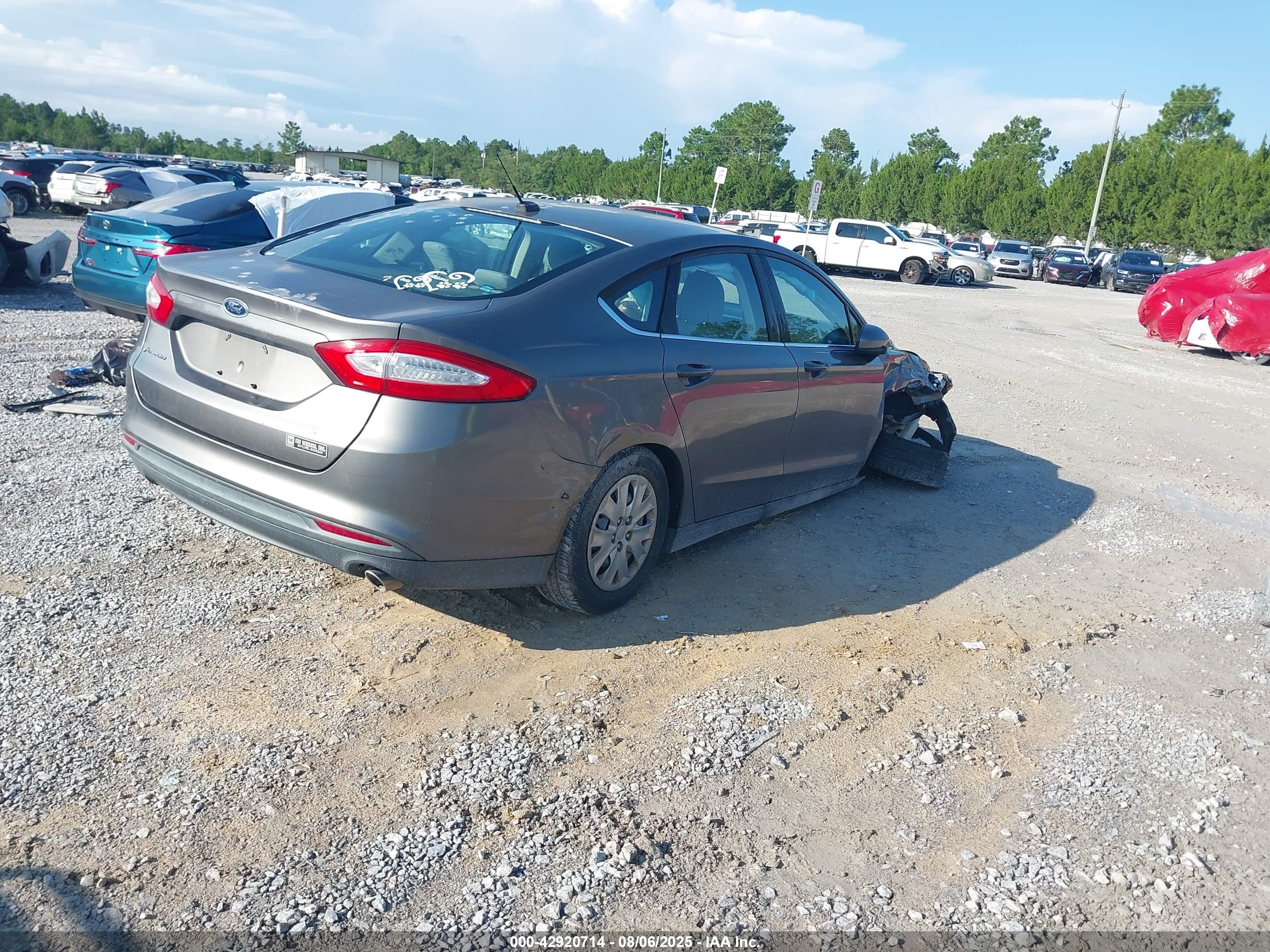 FORD FUSION image 4