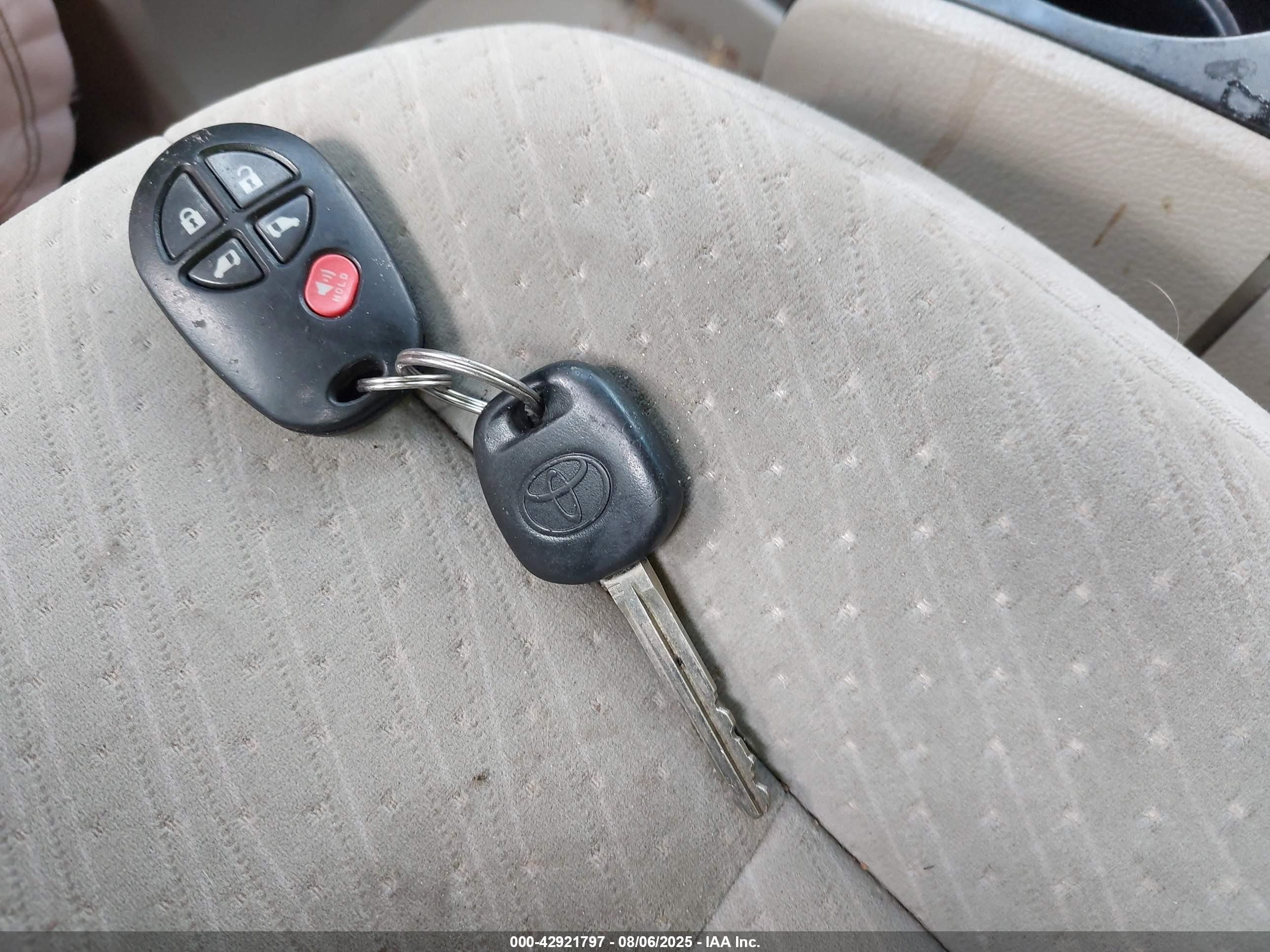 TOYOTA SIENNA image 11