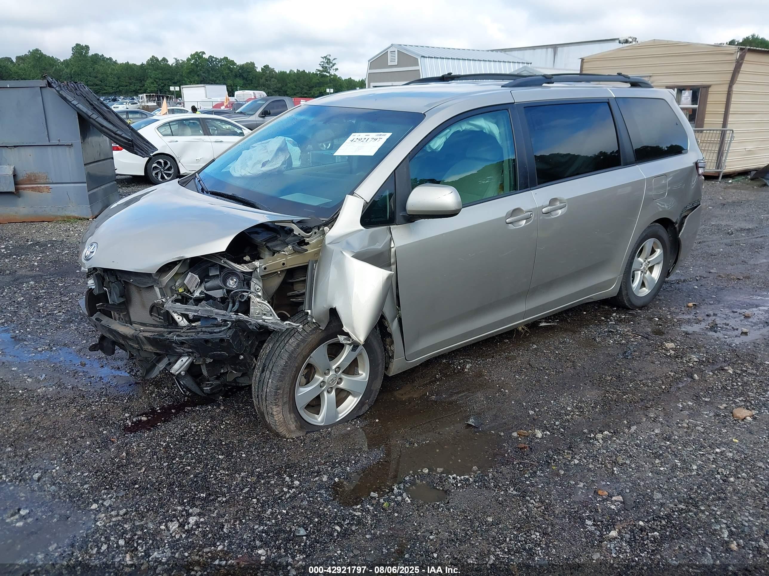 TOYOTA SIENNA image 2