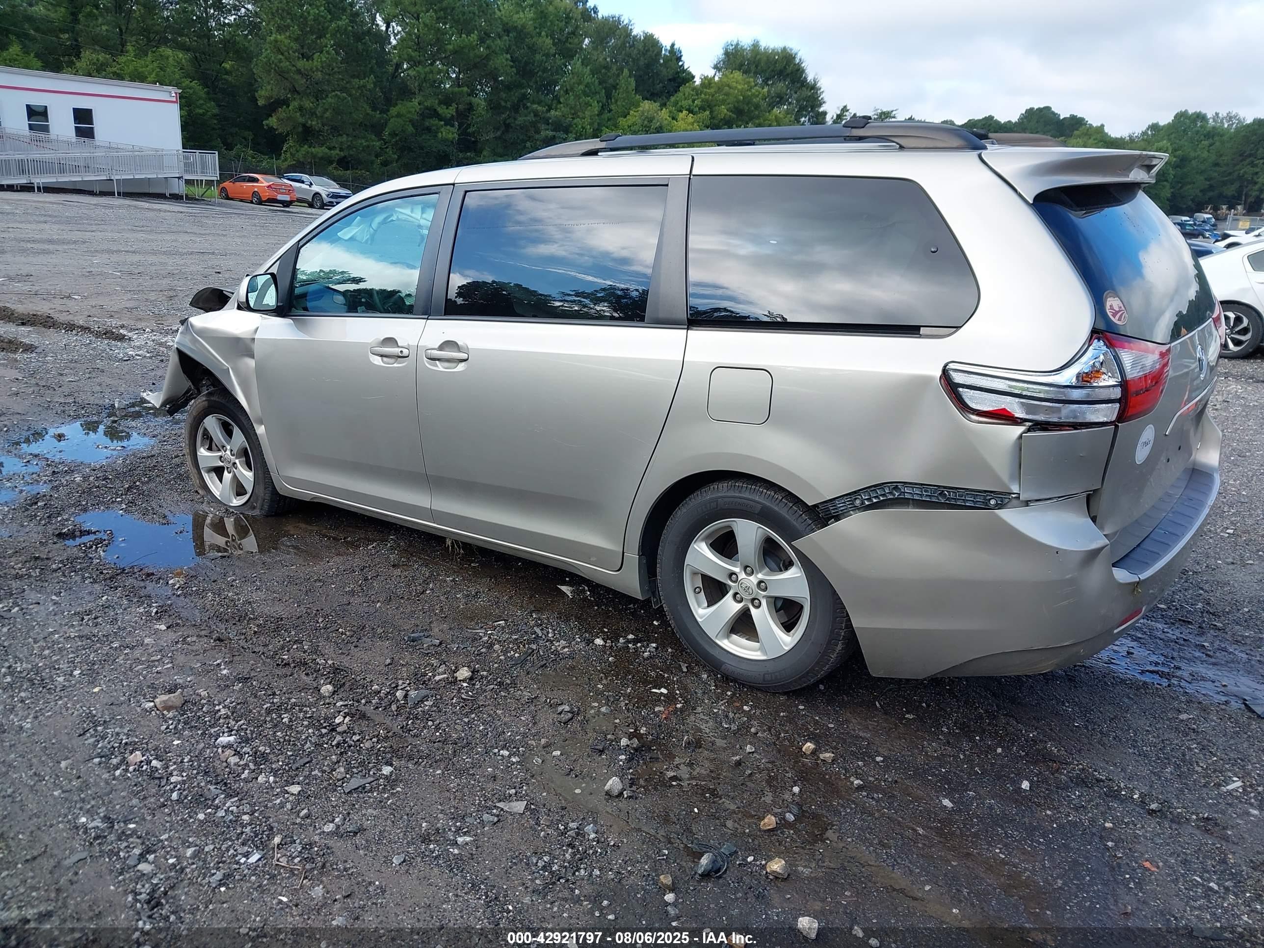 TOYOTA SIENNA image 3
