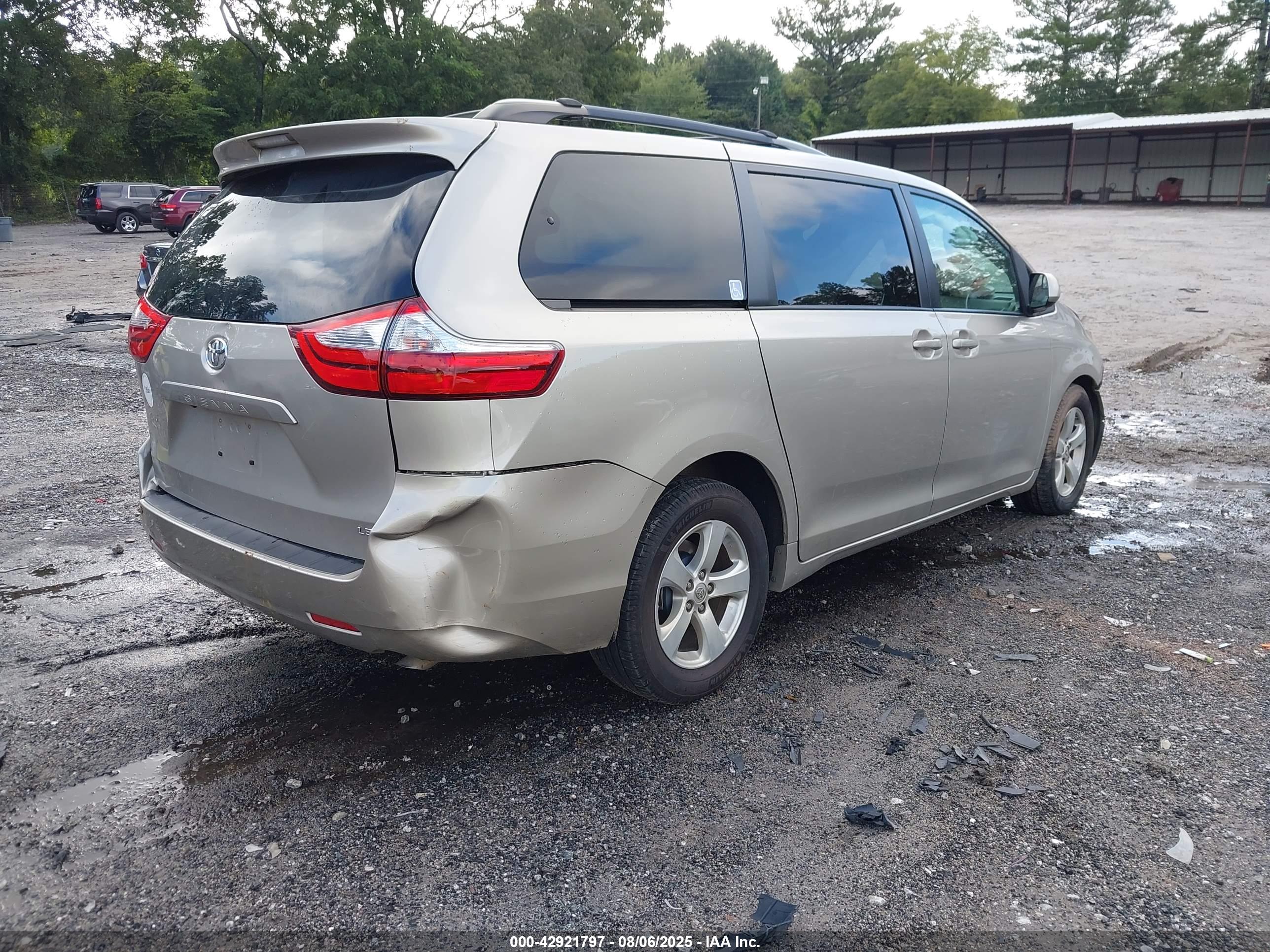 TOYOTA SIENNA image 4