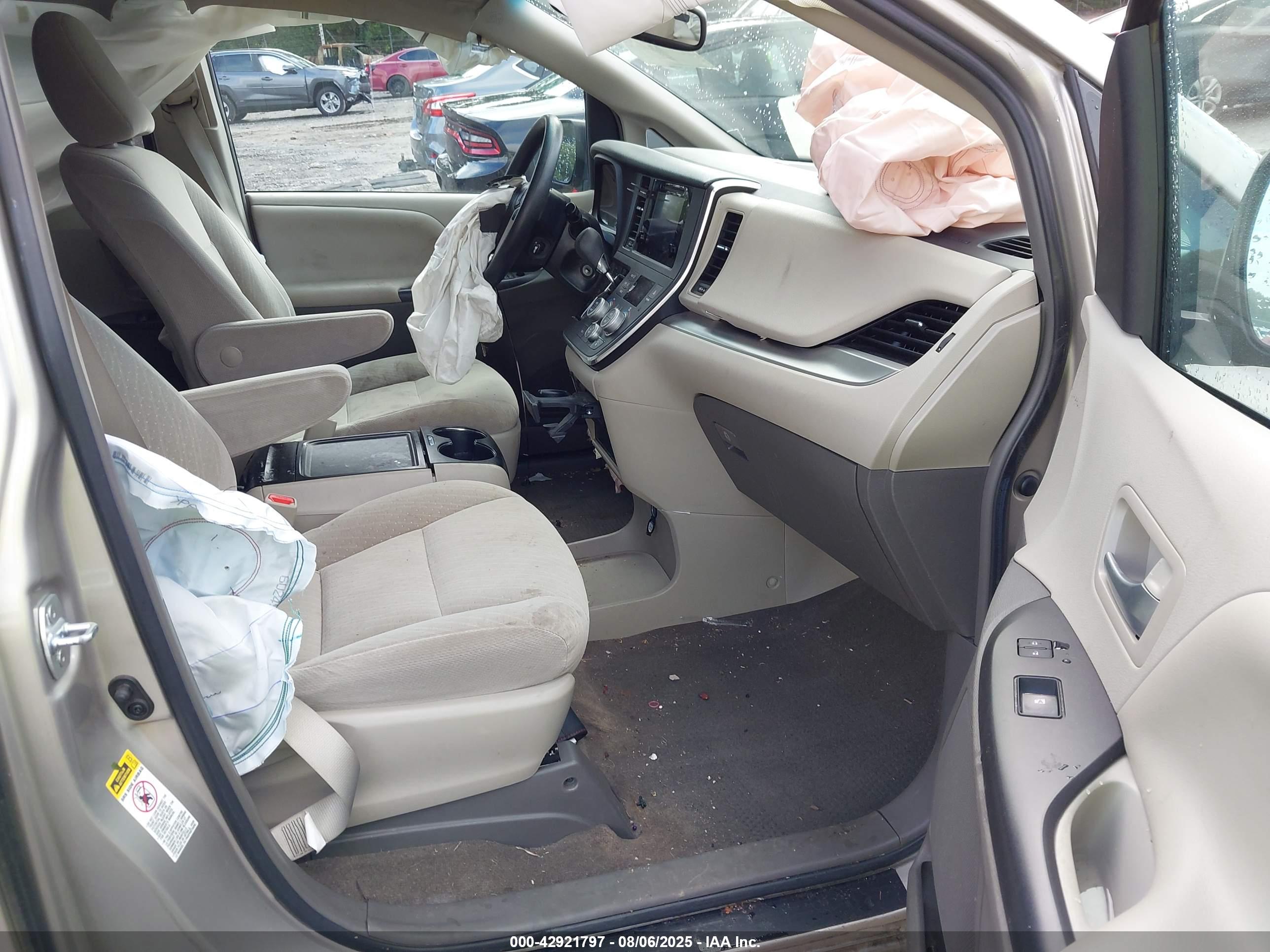 TOYOTA SIENNA image 5
