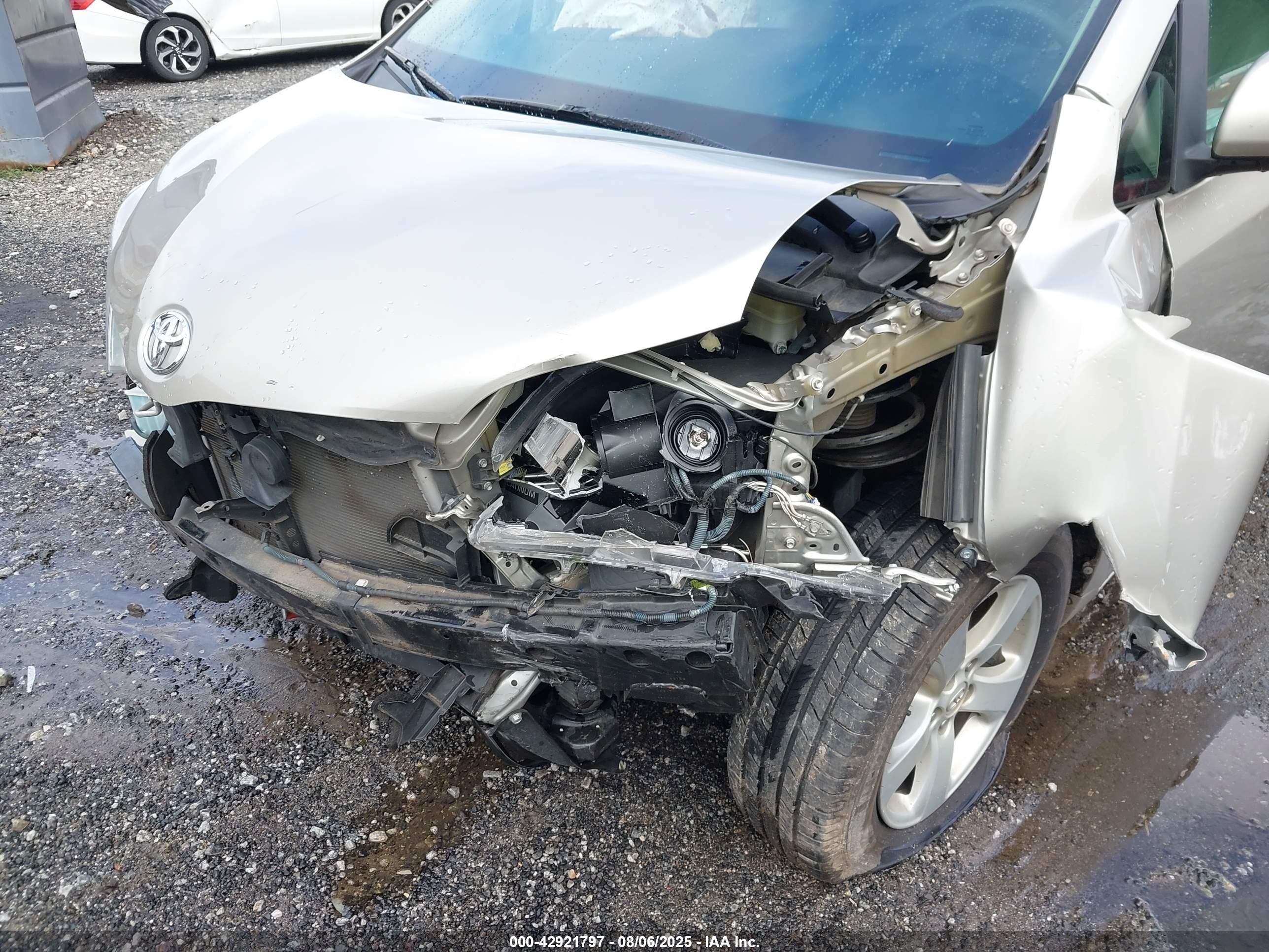 TOYOTA SIENNA image 6