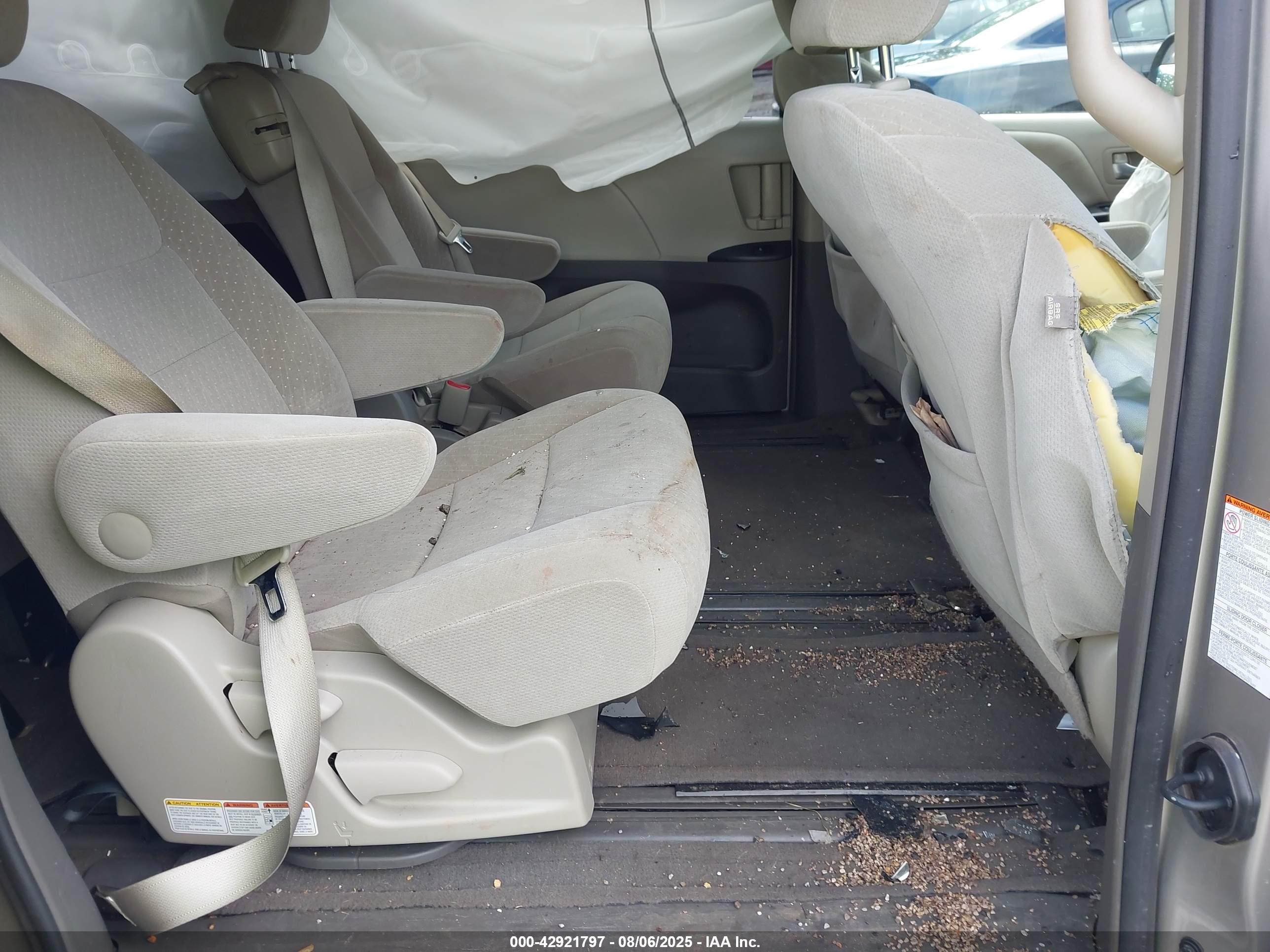 TOYOTA SIENNA image 8