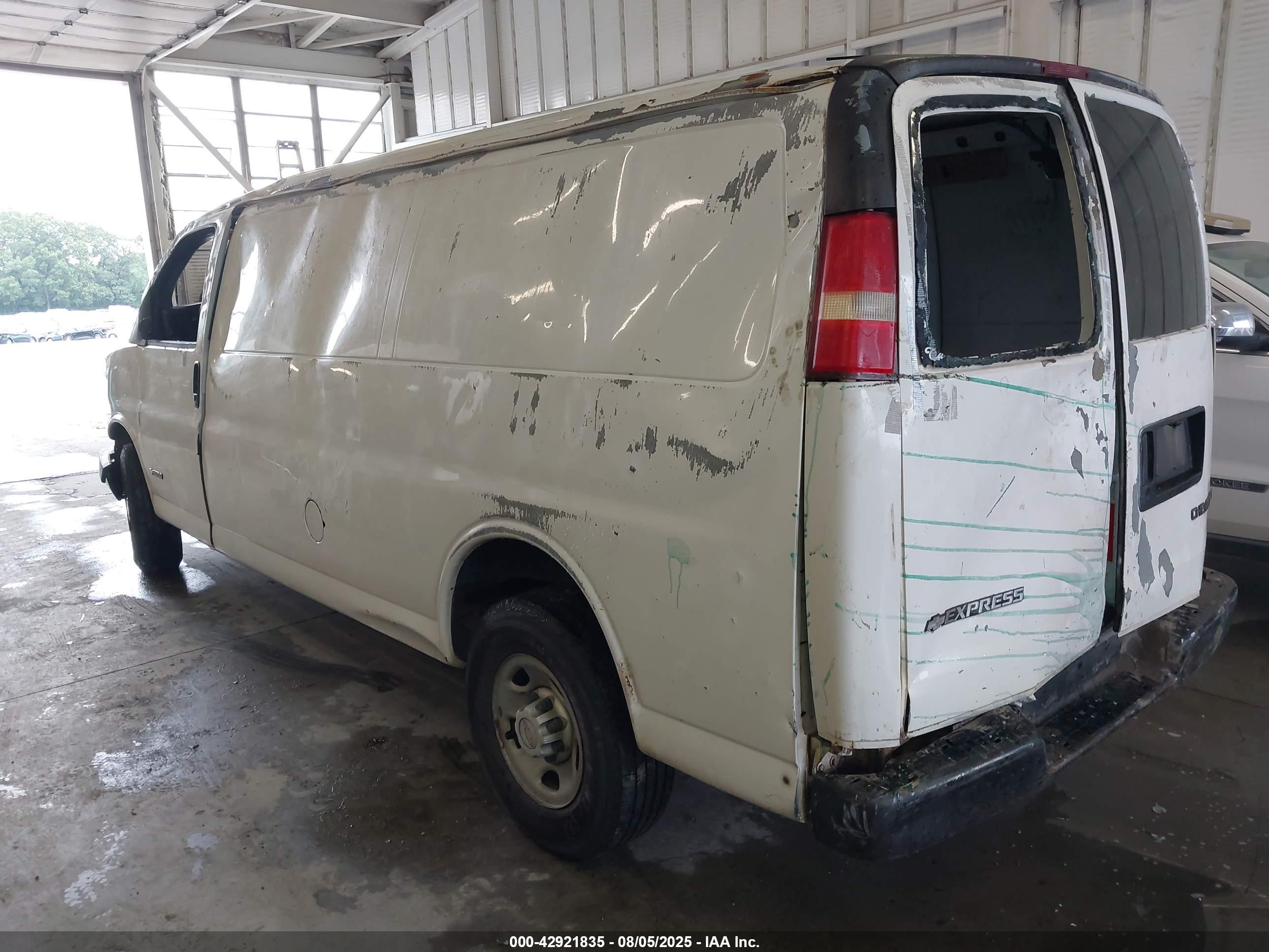 CHEVROLET EXPRESS image 3