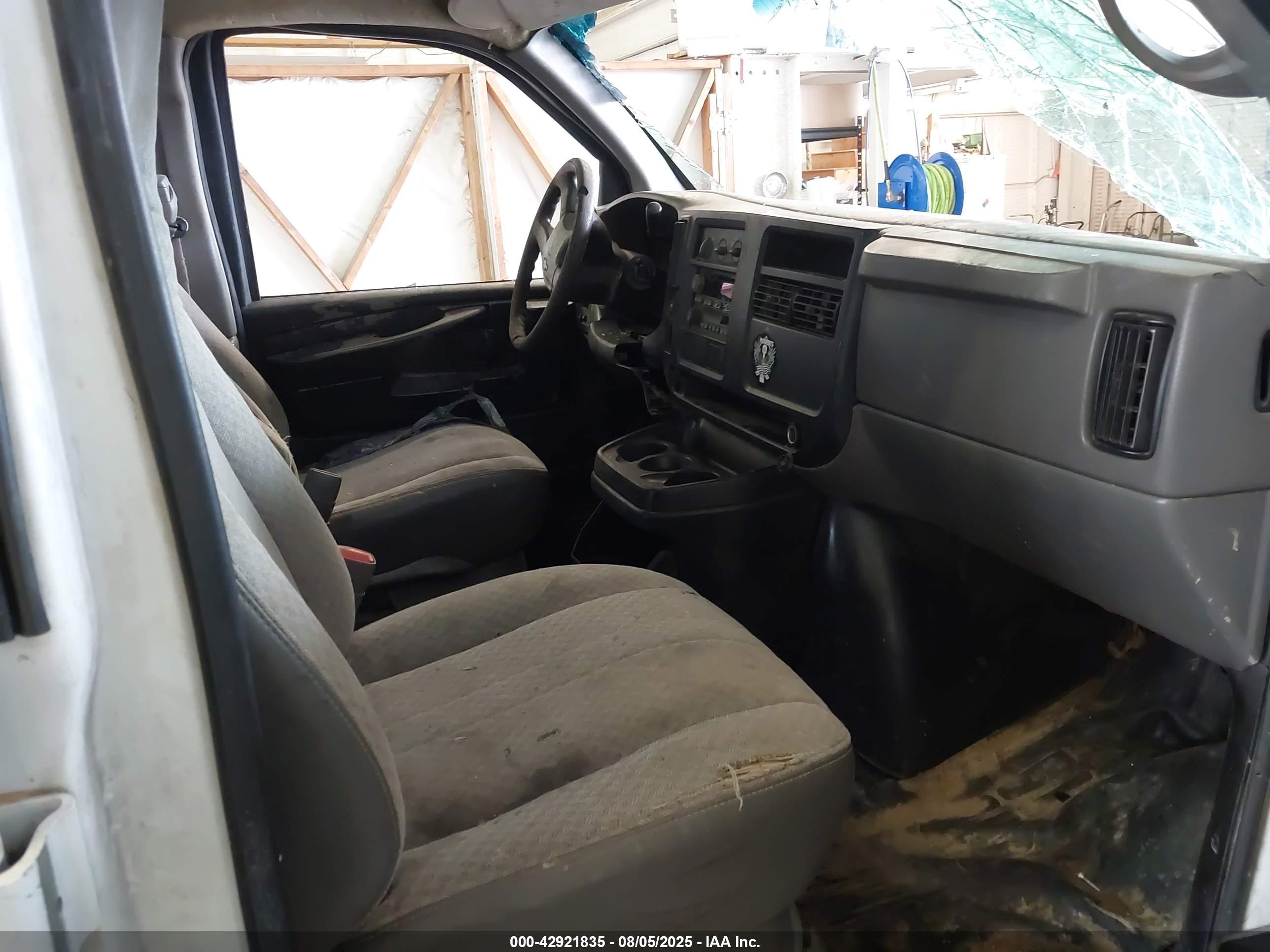 CHEVROLET EXPRESS image 5