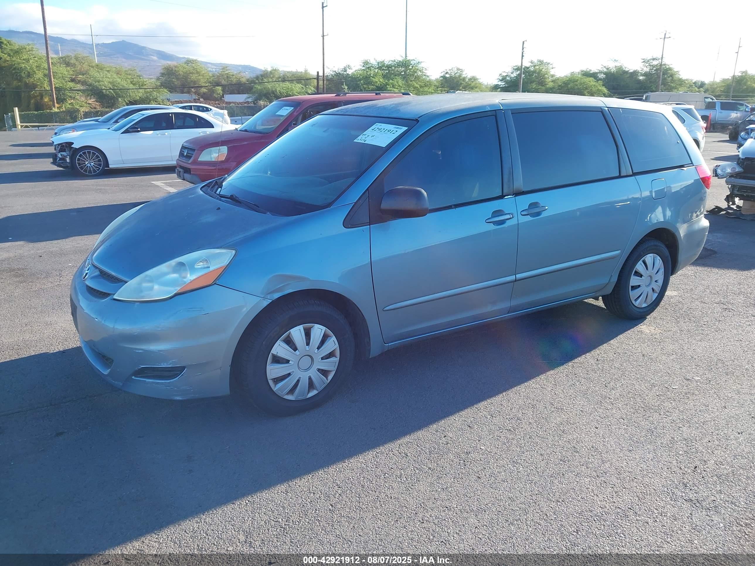 TOYOTA SIENNA image 2