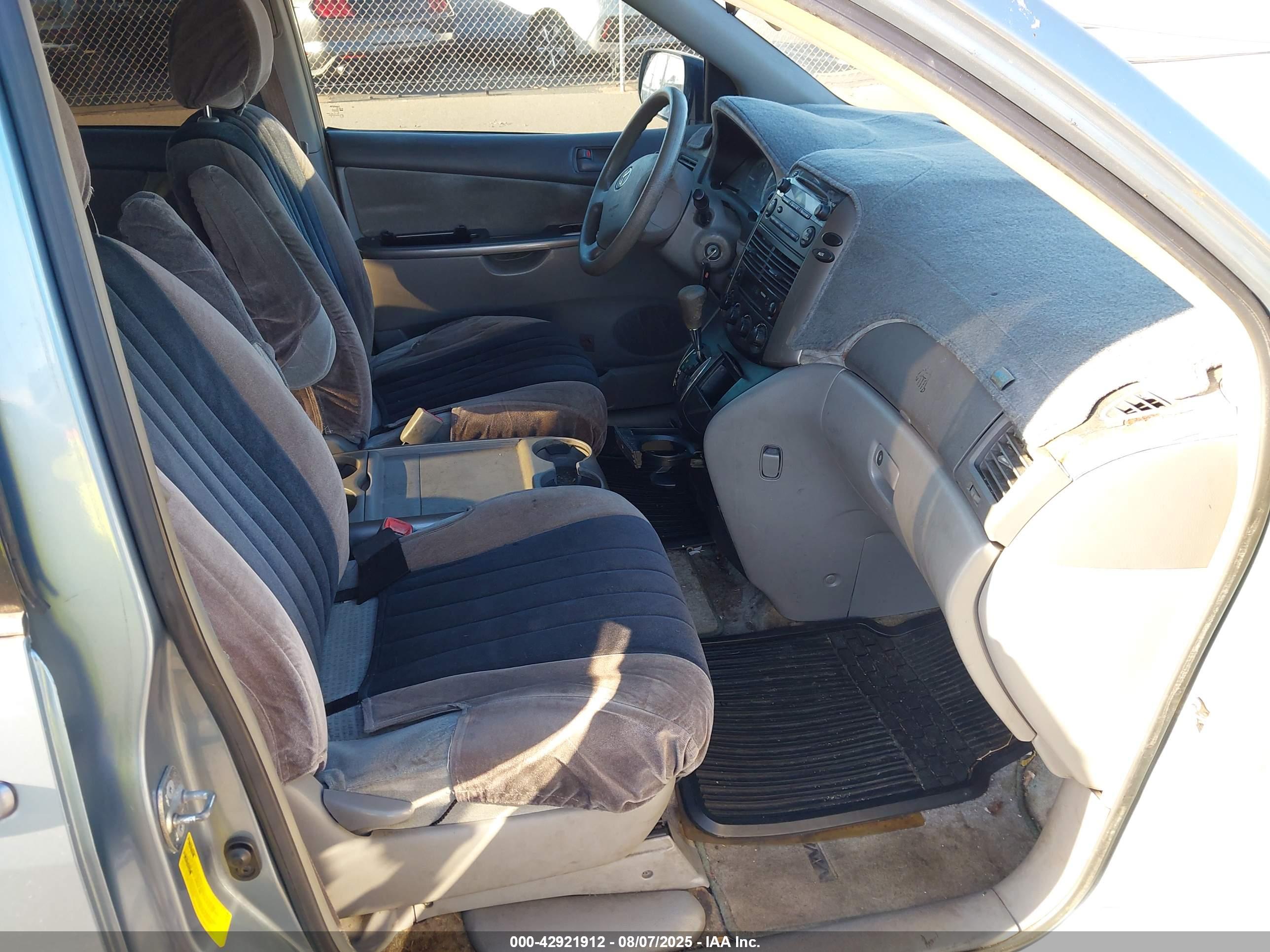 TOYOTA SIENNA image 5