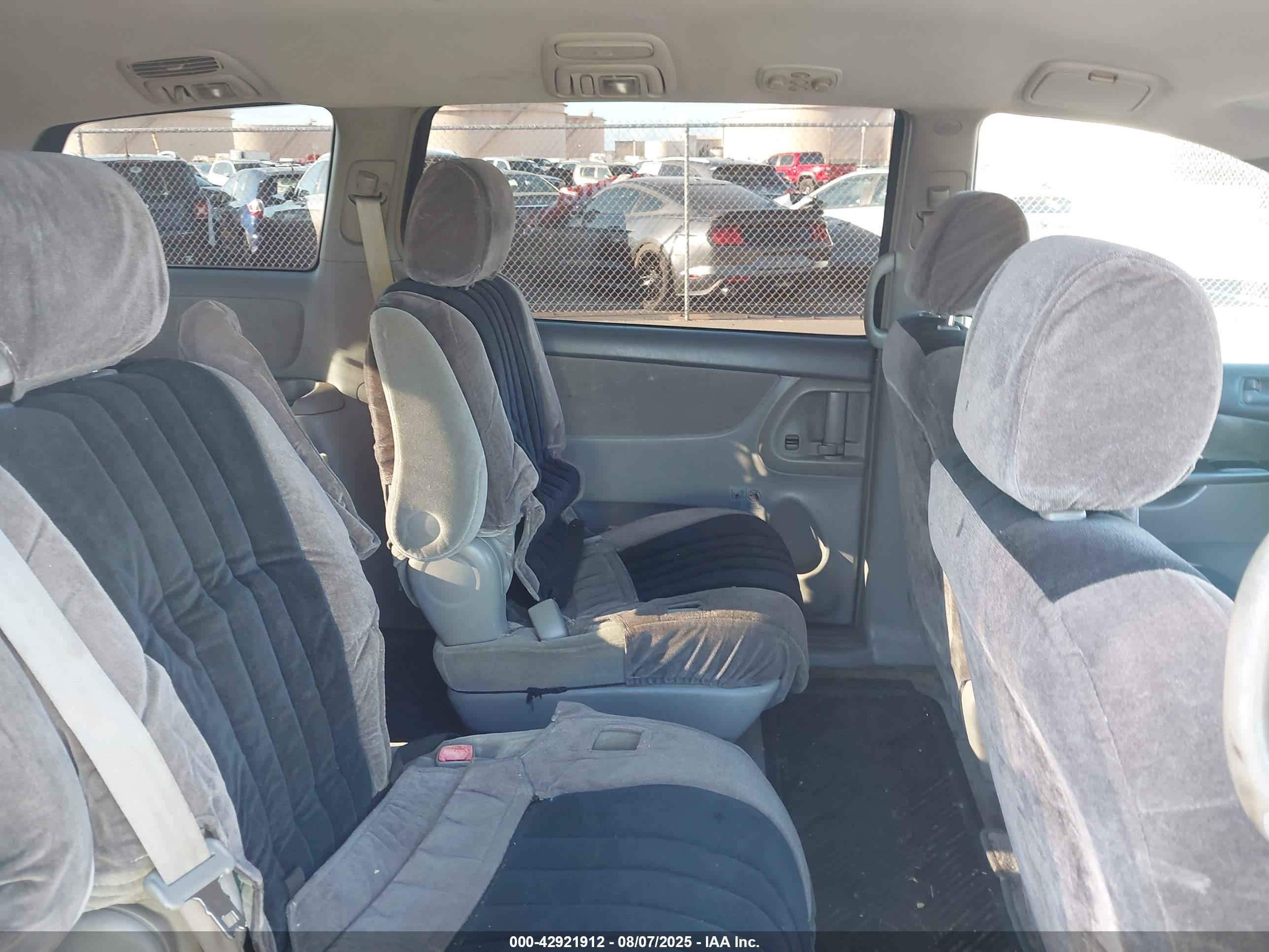 TOYOTA SIENNA image 8