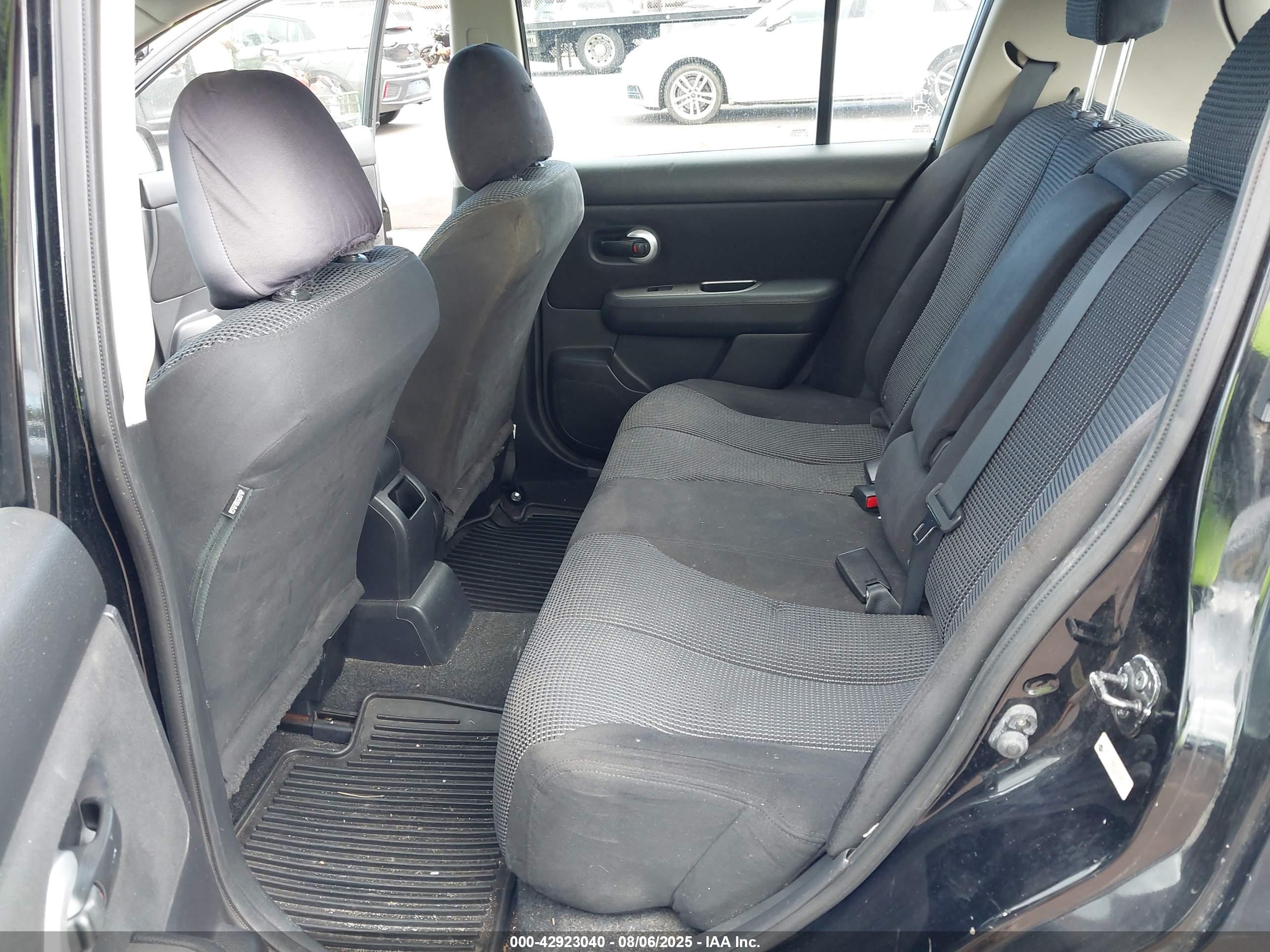 NISSAN VERSA image 8