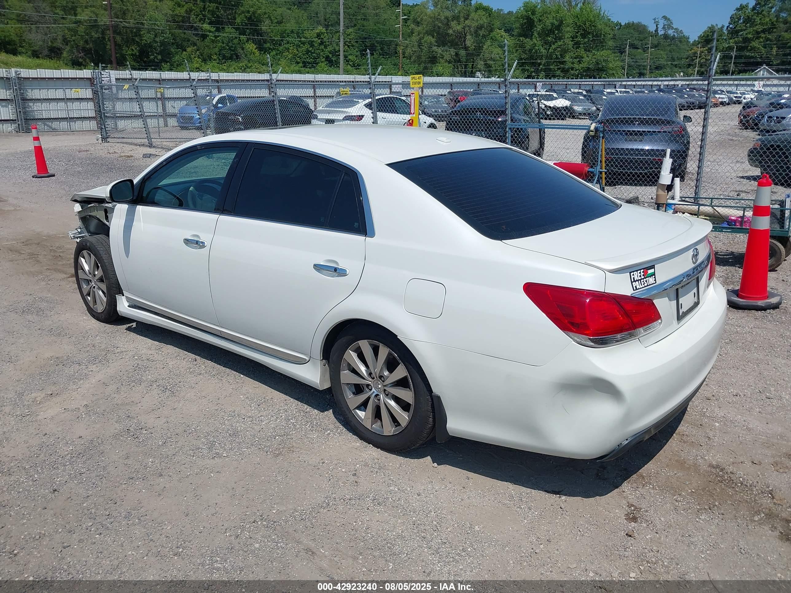 TOYOTA AVALON image 3