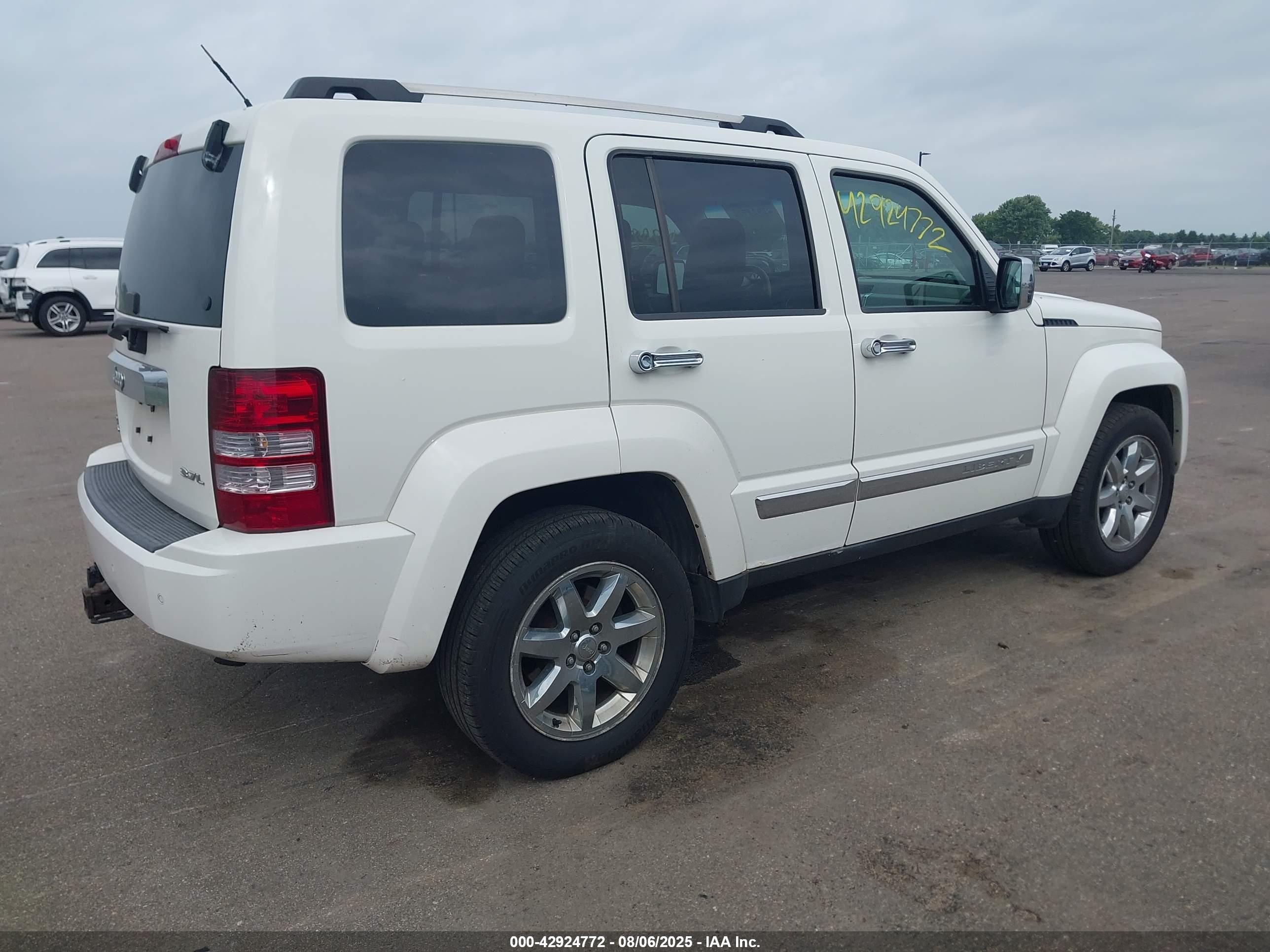 JEEP LIBERTY image 4
