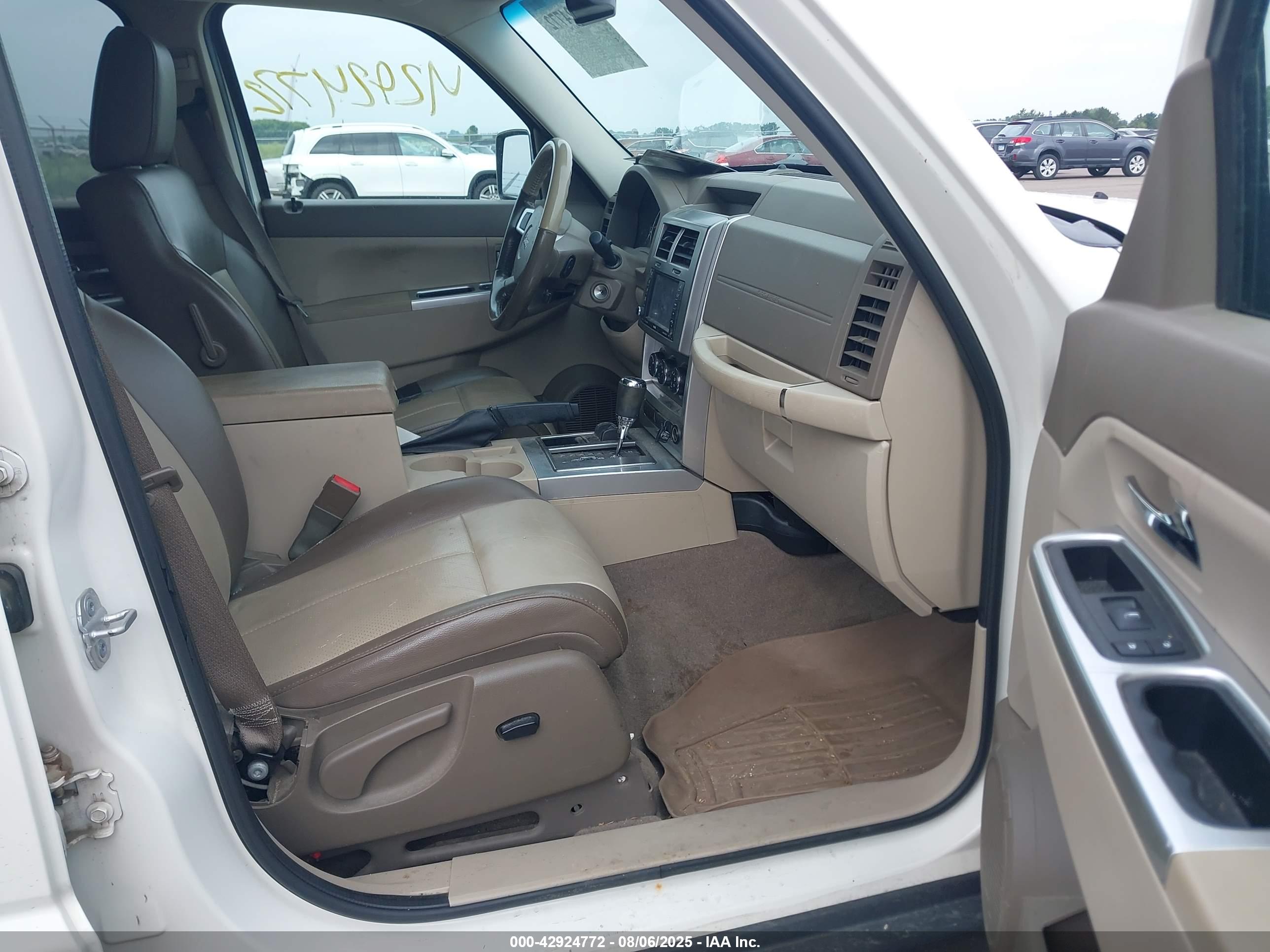 JEEP LIBERTY image 5