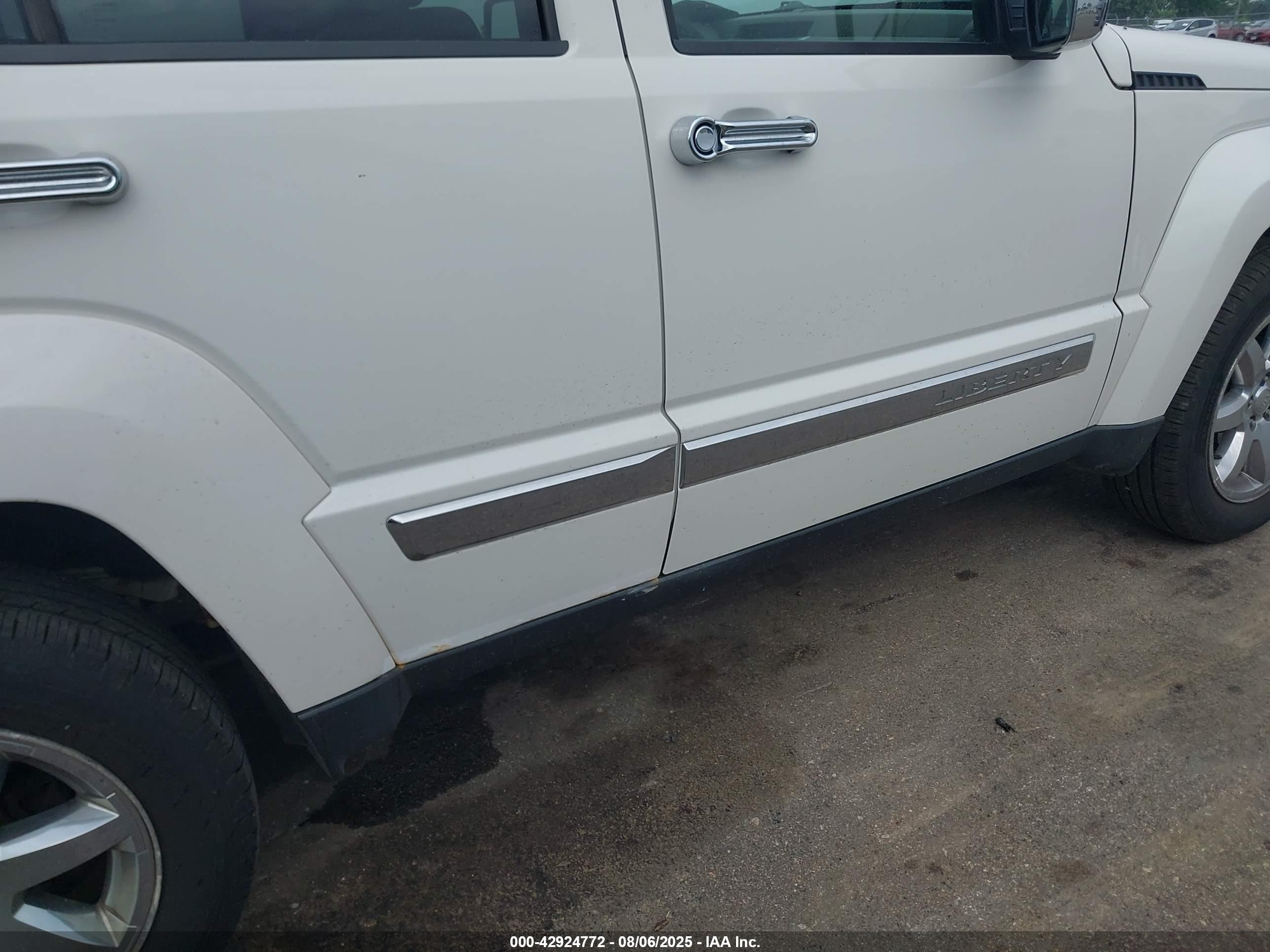 JEEP LIBERTY image 6