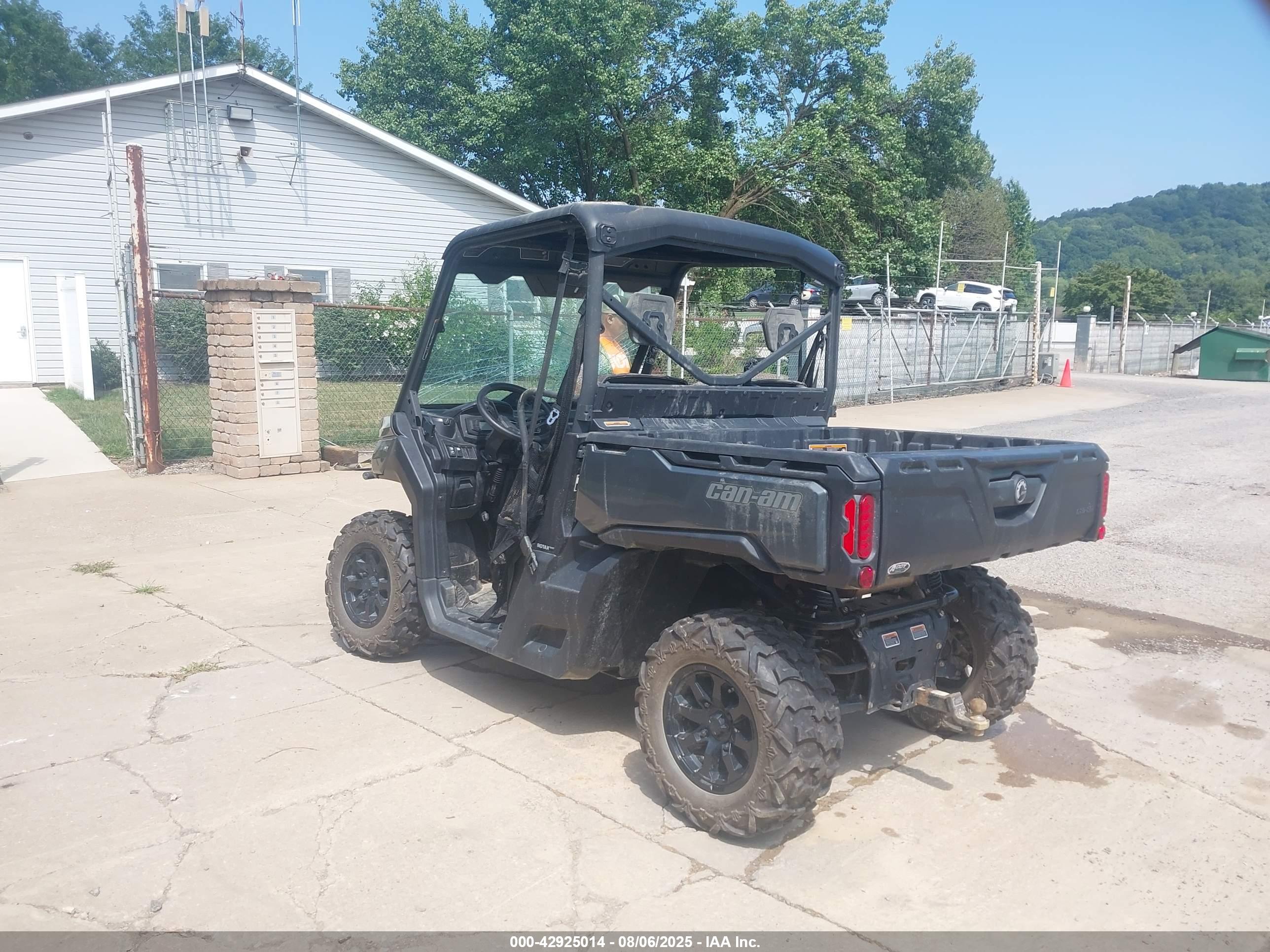 CAN-AM DEFENDER image 3