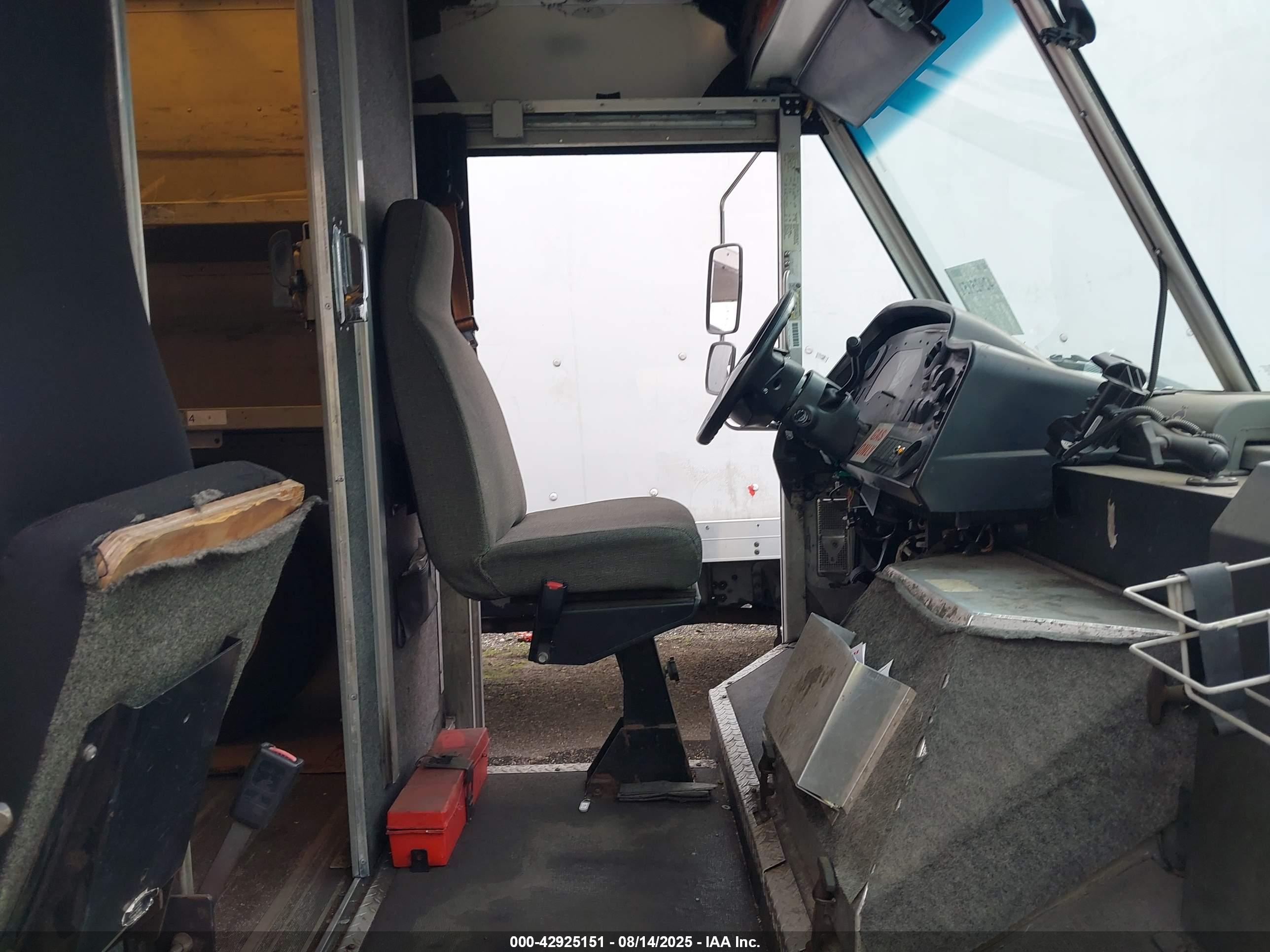 FORD E-450 image 8