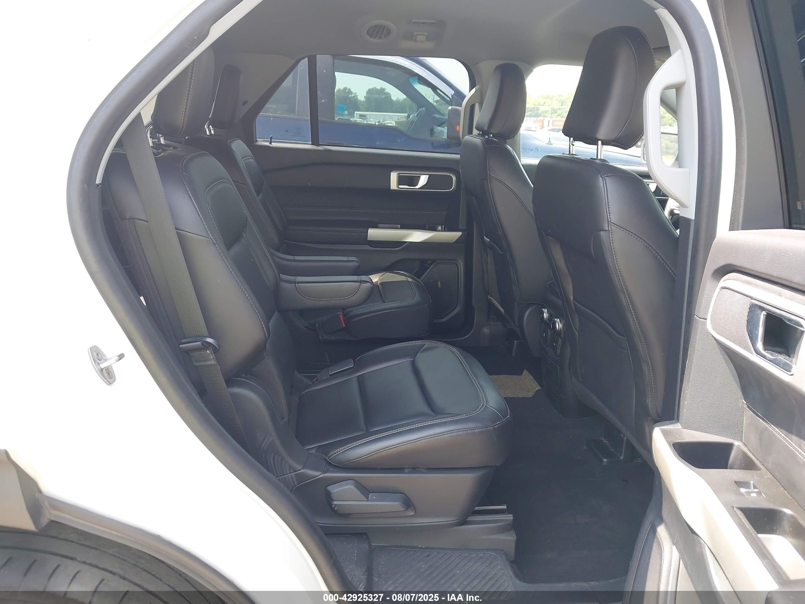 FORD EXPLORER image 8