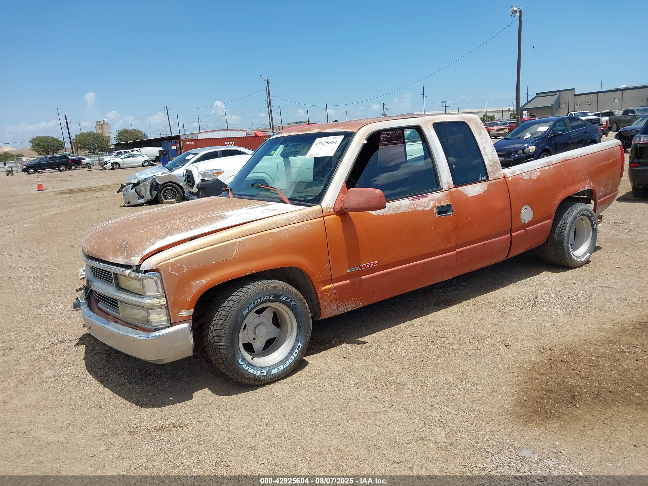 CHEVROLET GMT-400 image 2