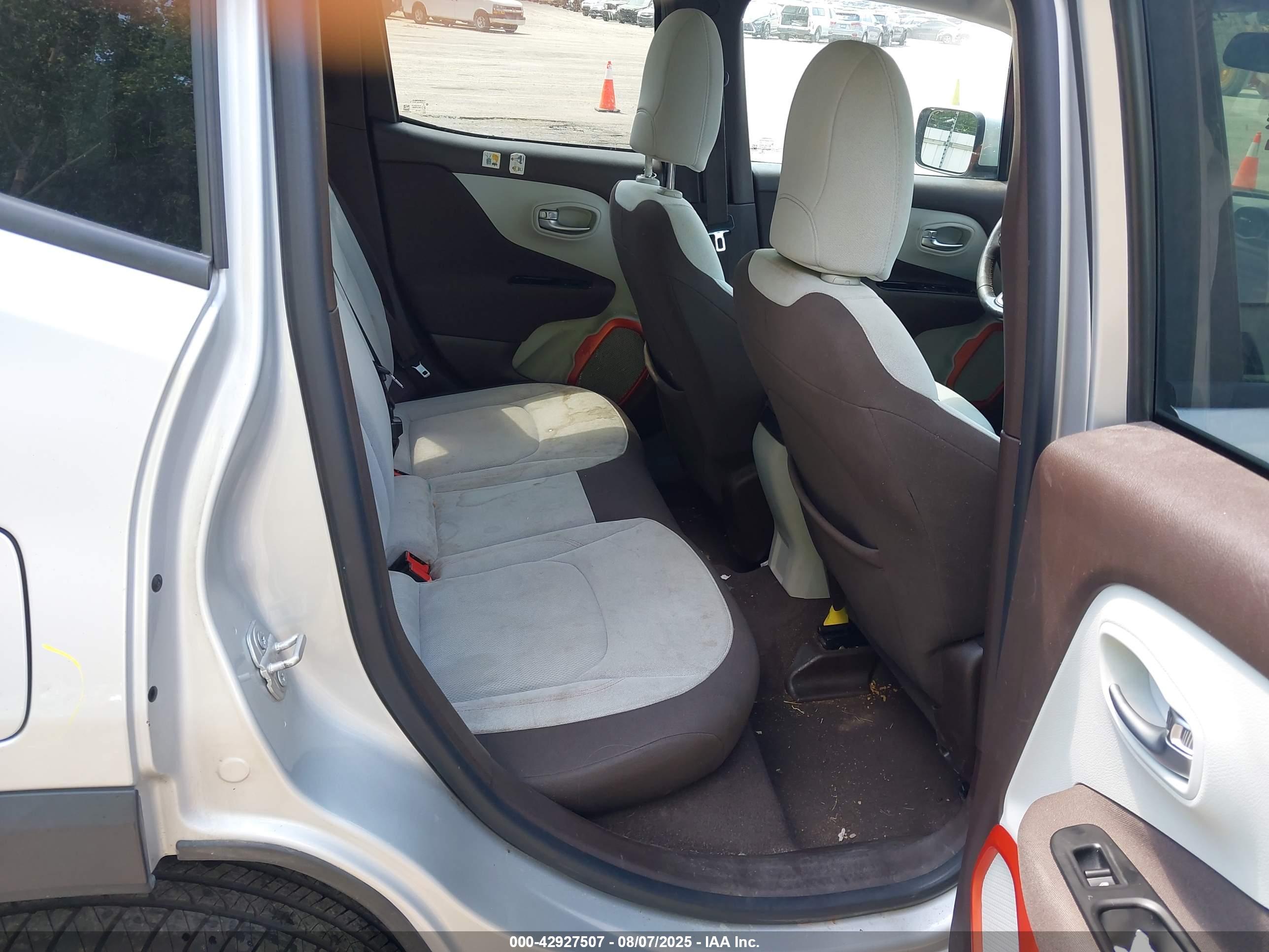 JEEP RENEGADE image 8