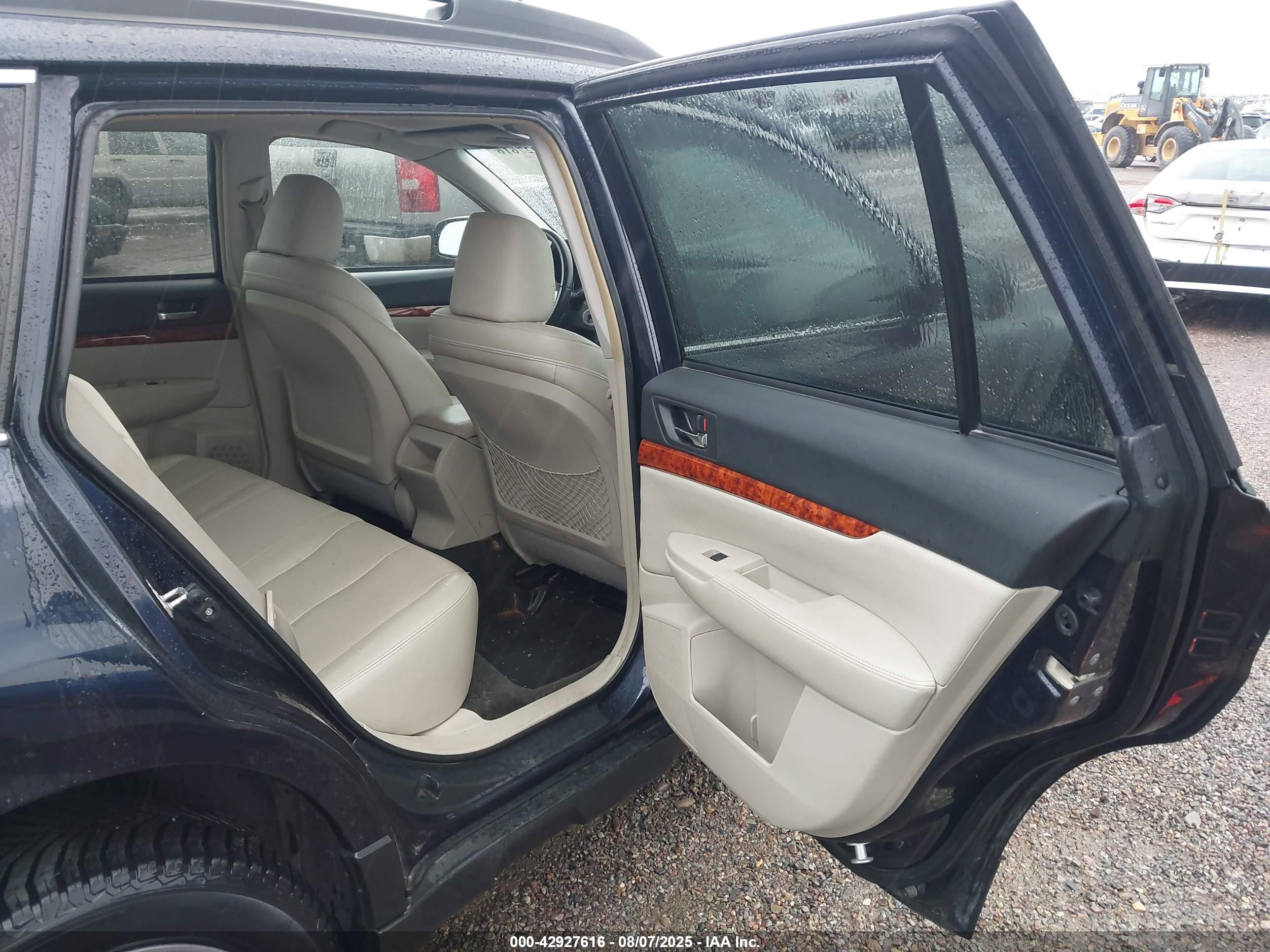 SUBARU OUTBACK image 8