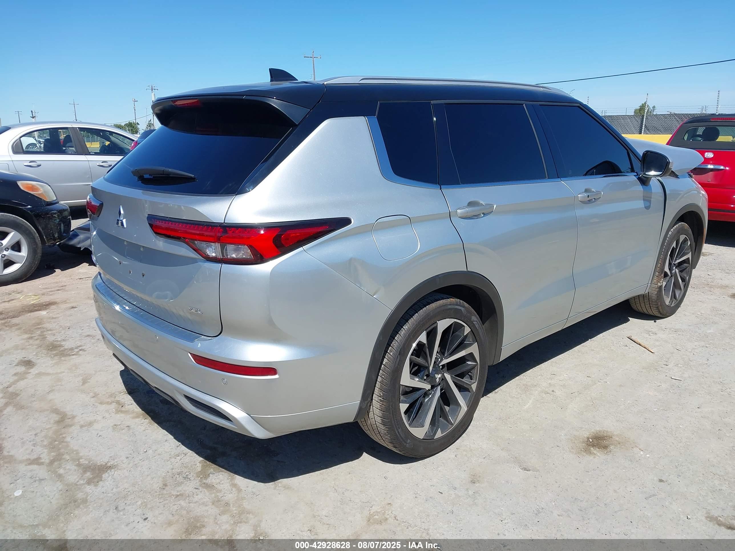 MITSUBISHI OUTLANDER image 4