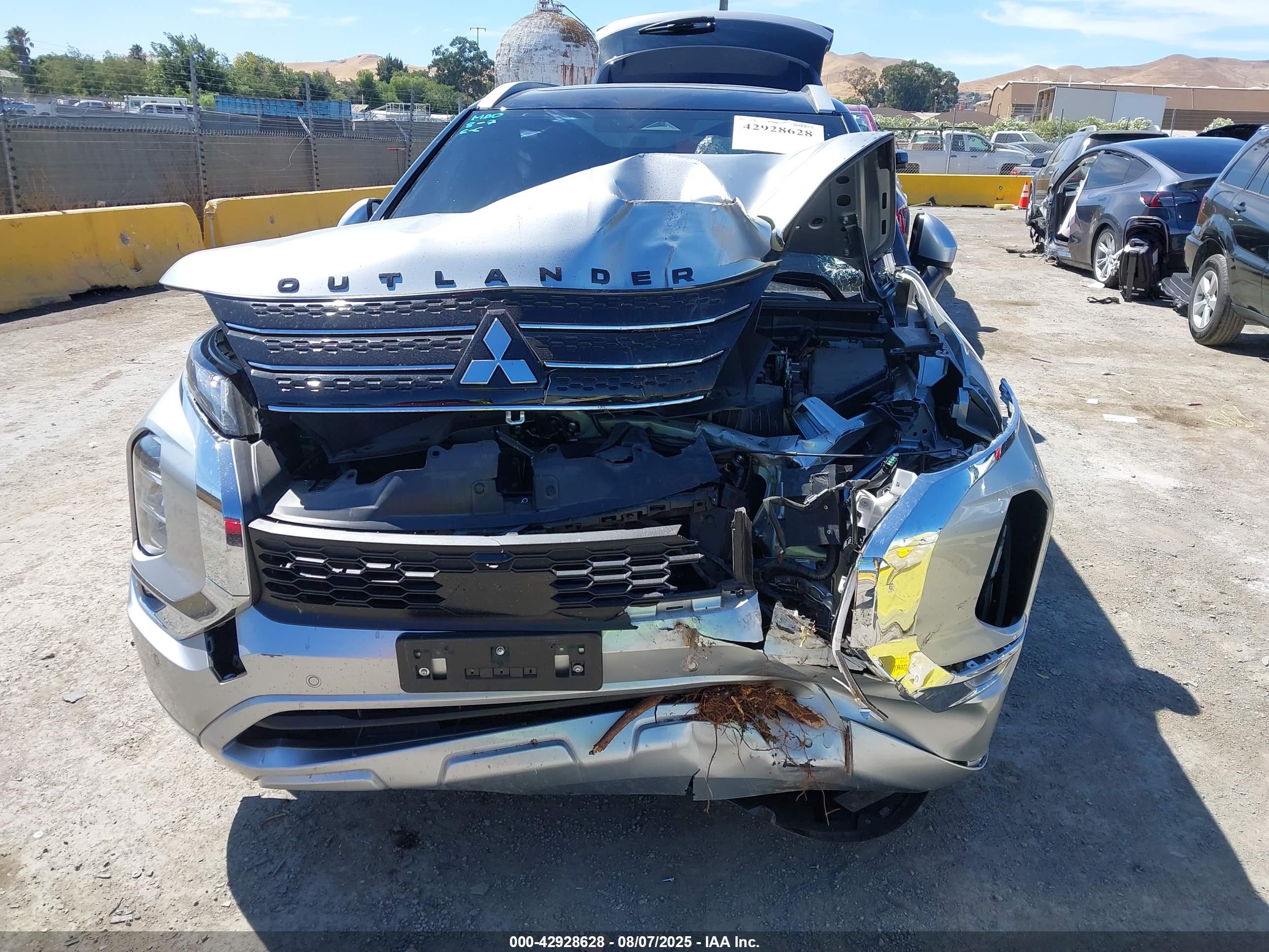 MITSUBISHI OUTLANDER image 6