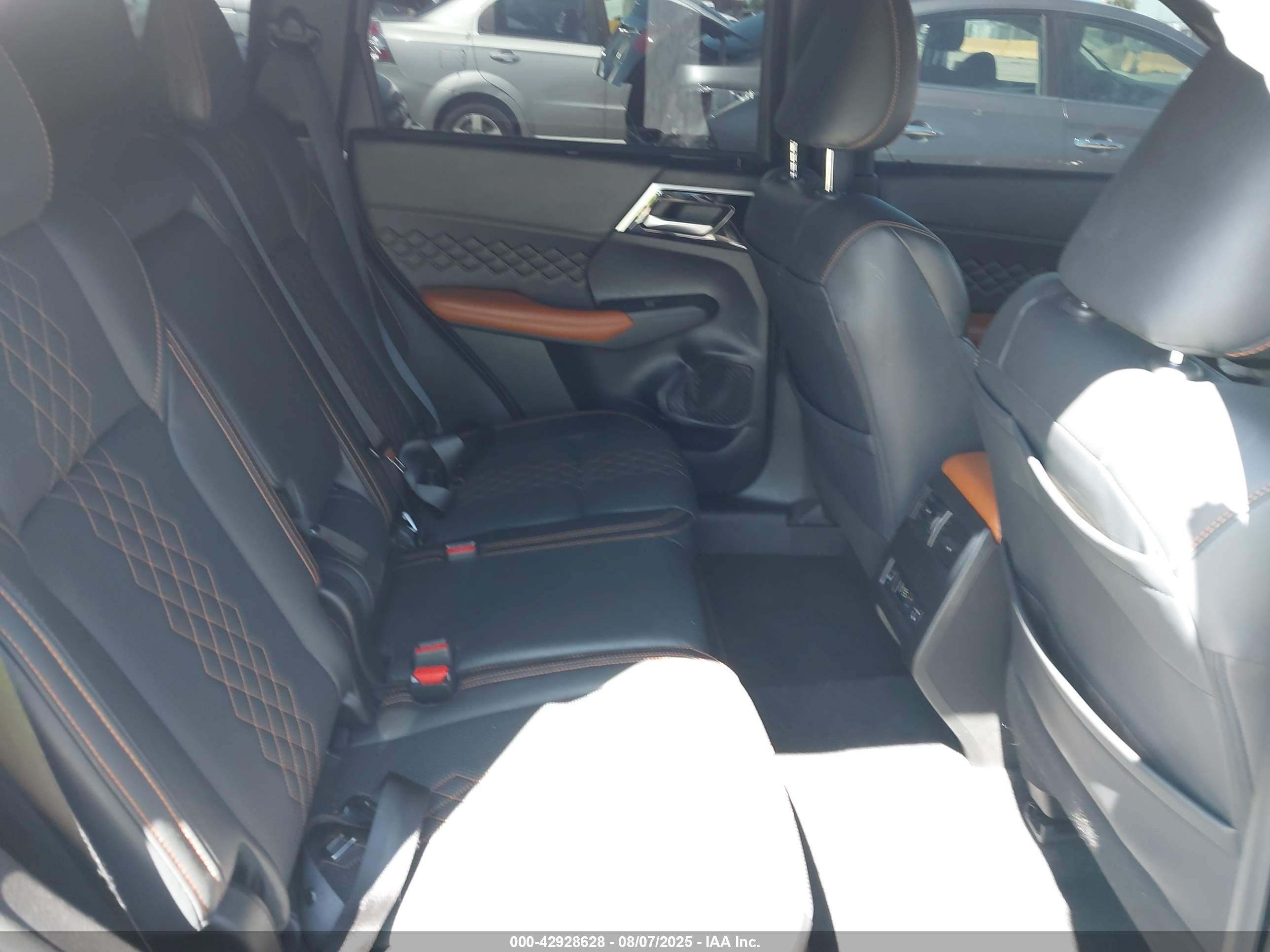 MITSUBISHI OUTLANDER image 8